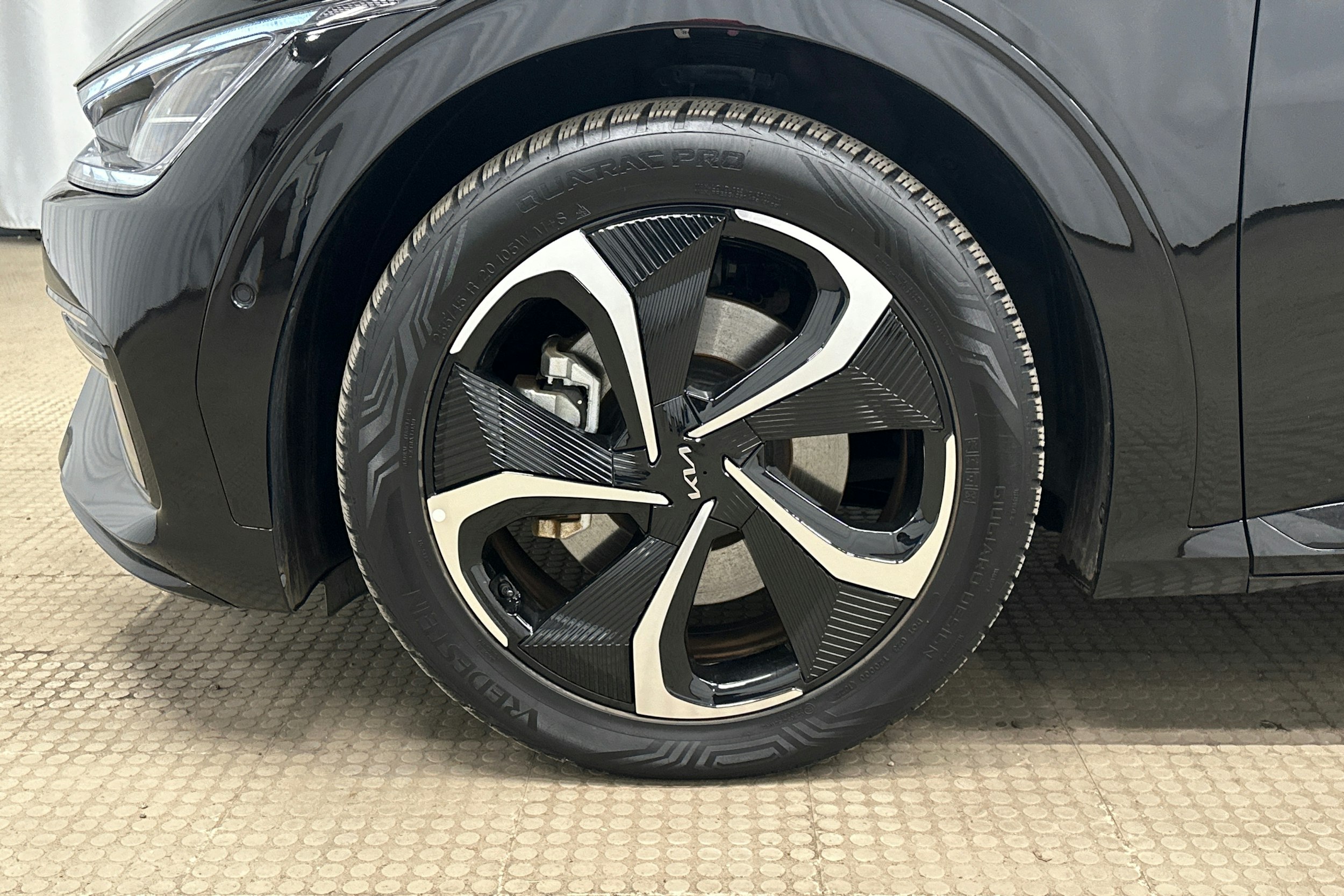 musta Kia EV6 2022 kuva 11.