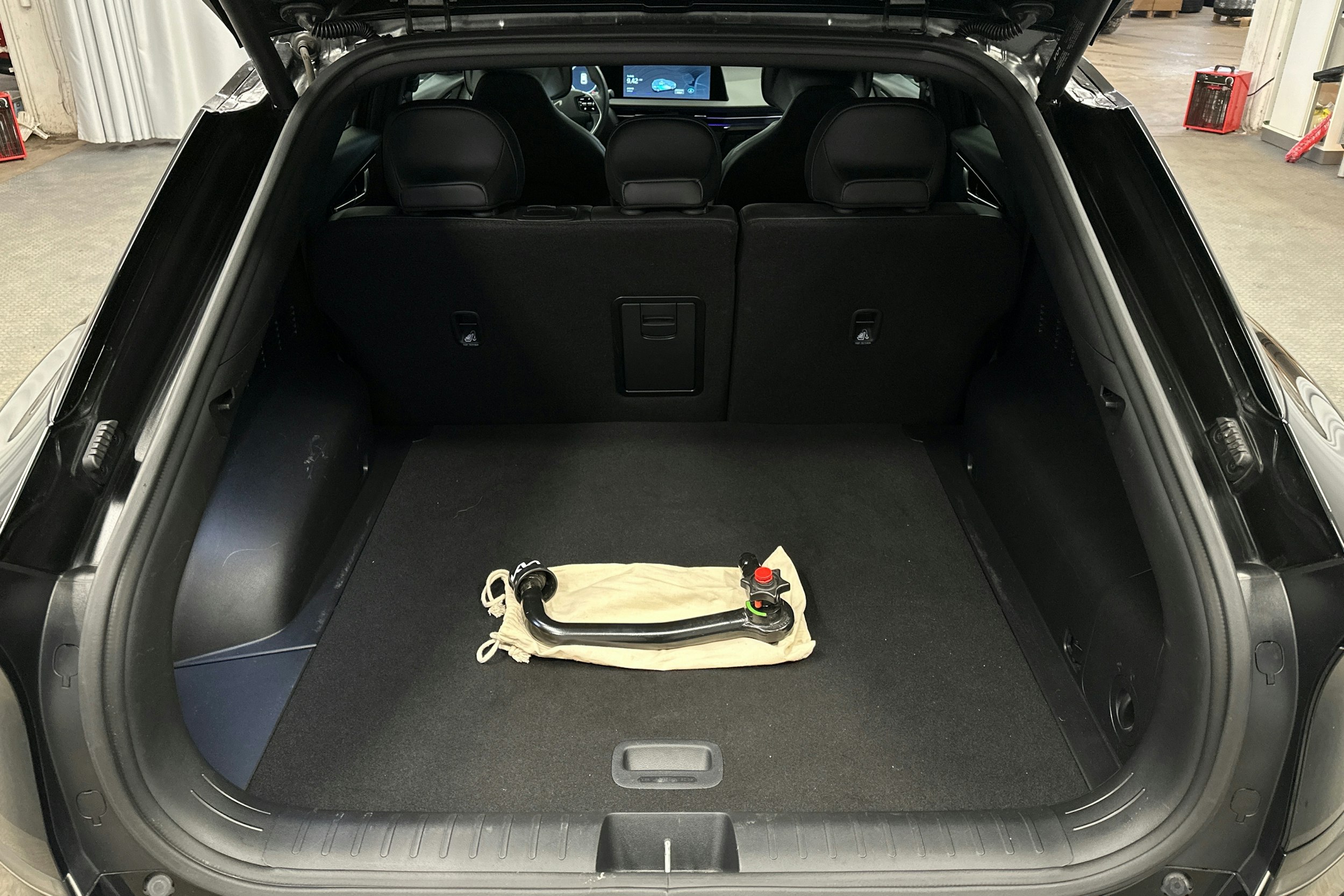 musta Kia EV6 2022 kuva 14.