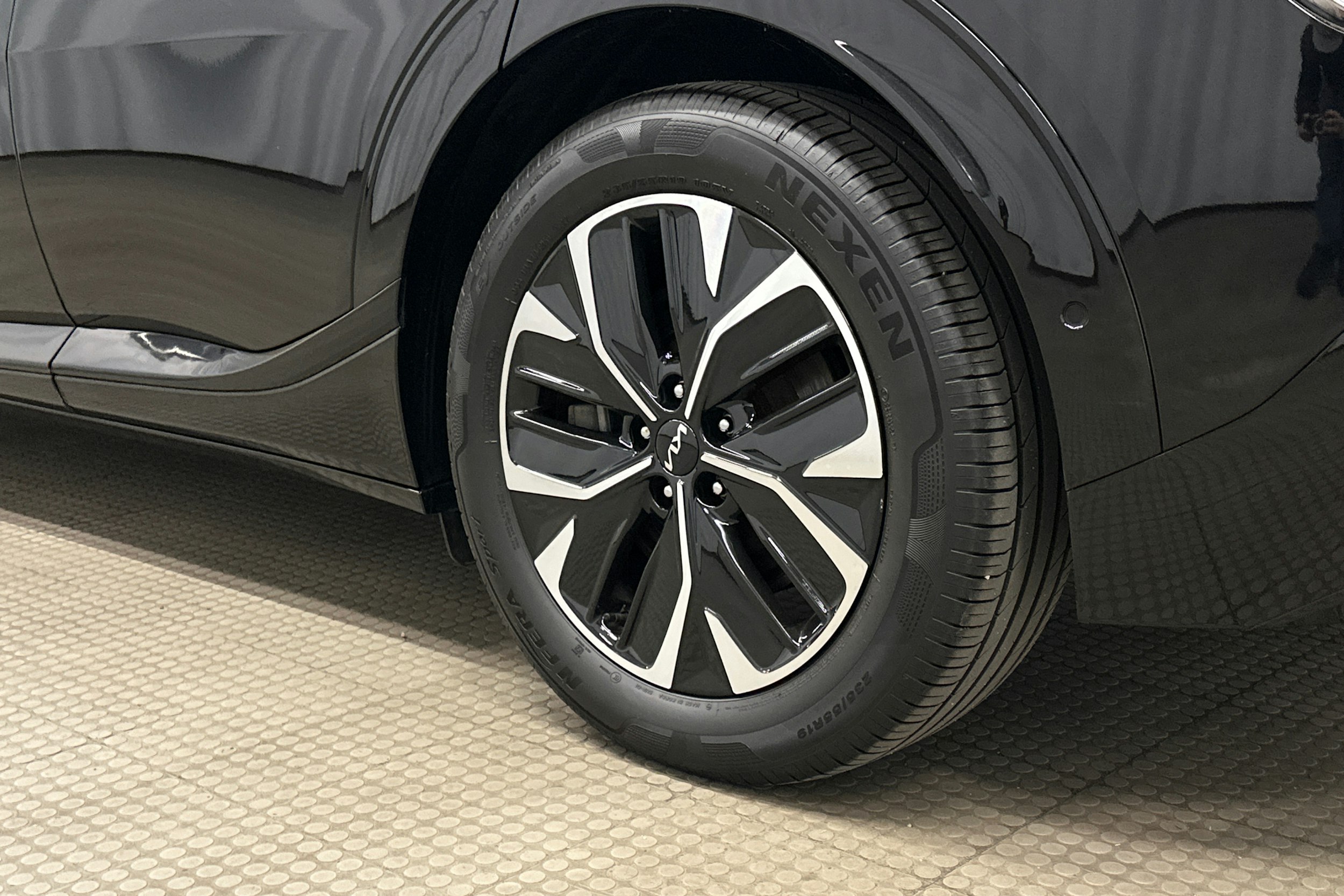 musta Kia EV6 2022 kuva 13.