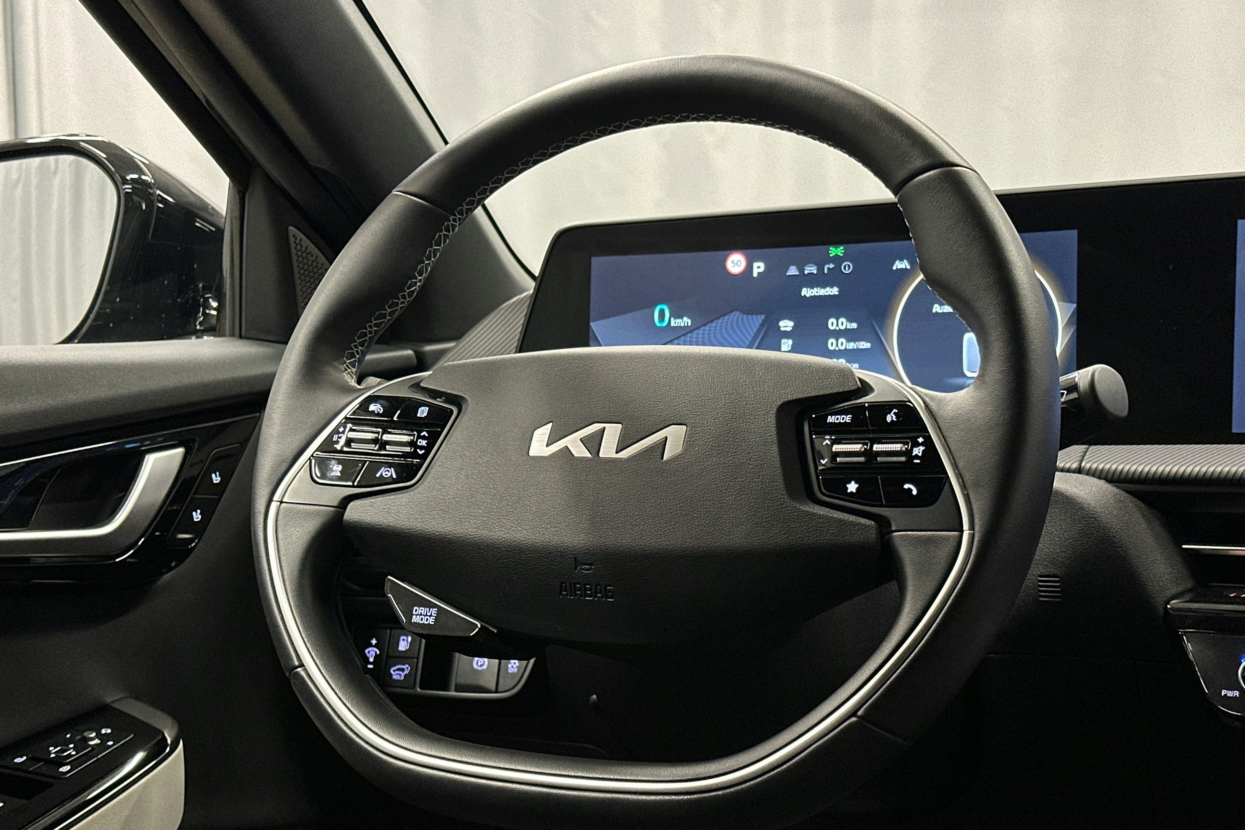 musta Kia EV6 2022 kuva 14.