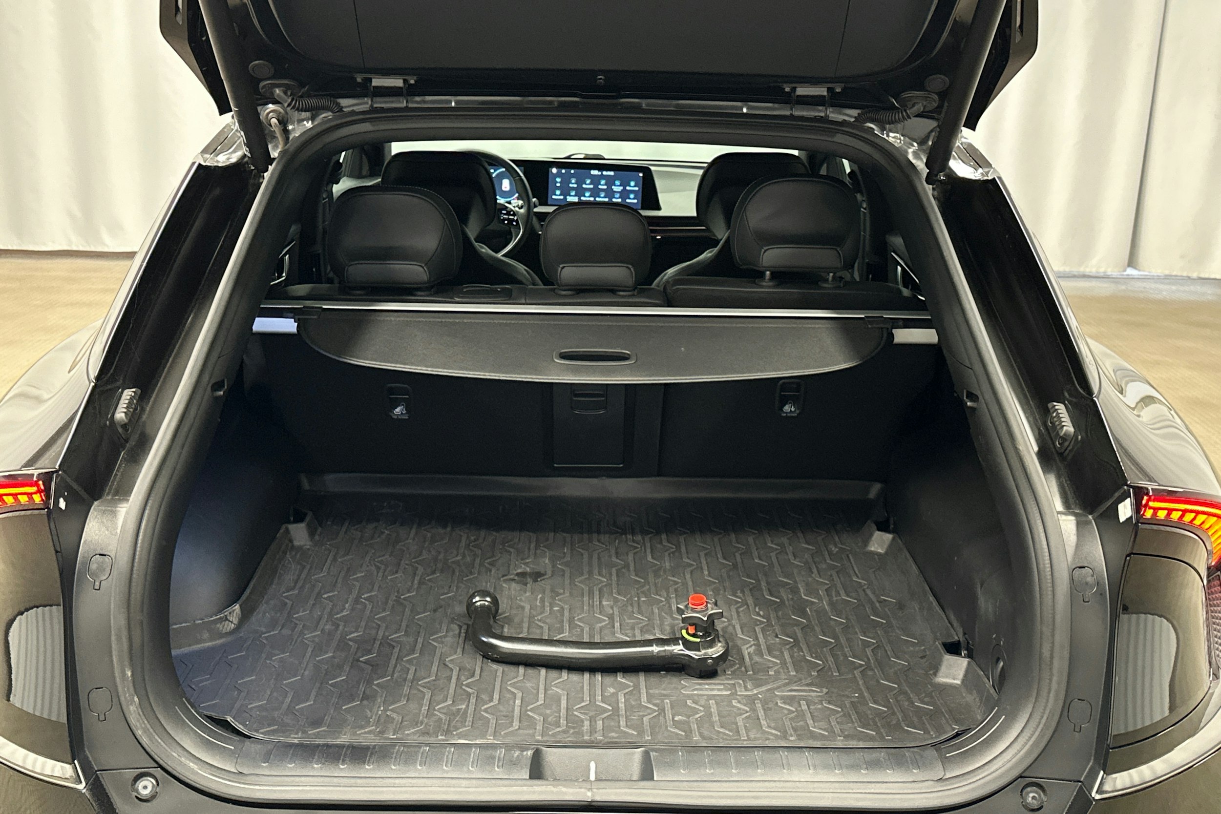 musta Kia EV6 2022 kuva 32.