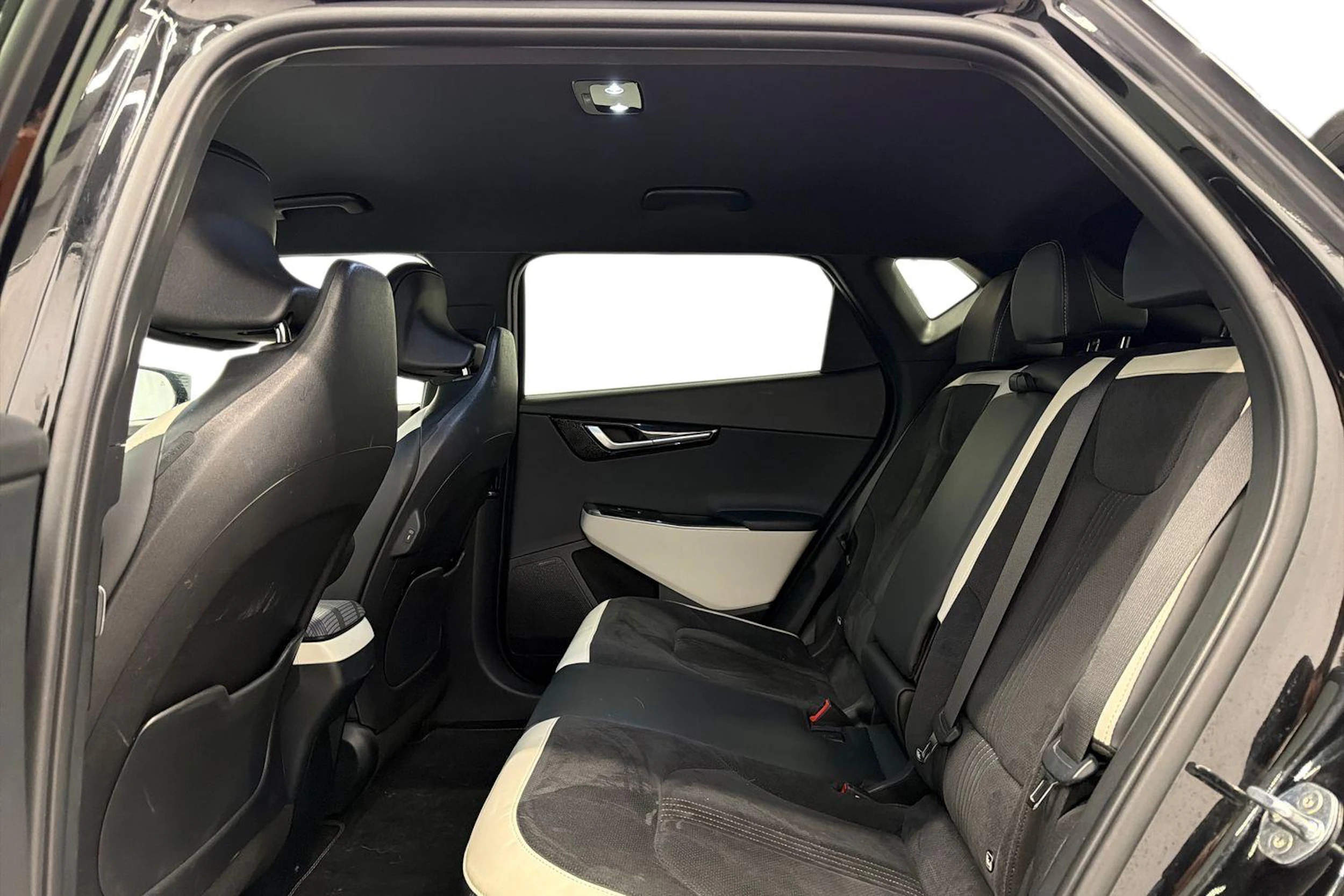 musta Kia EV6 2022 kuva 10.