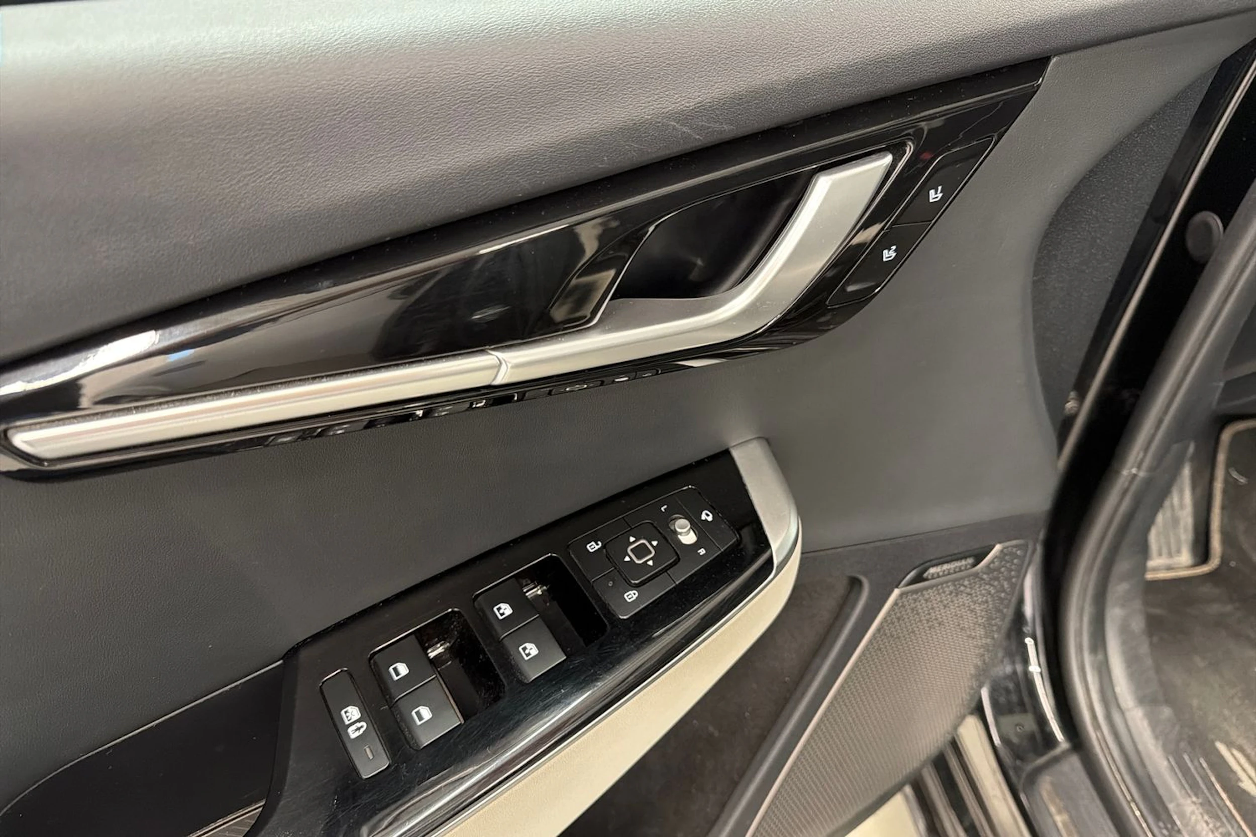 musta Kia EV6 2022 kuva 14.