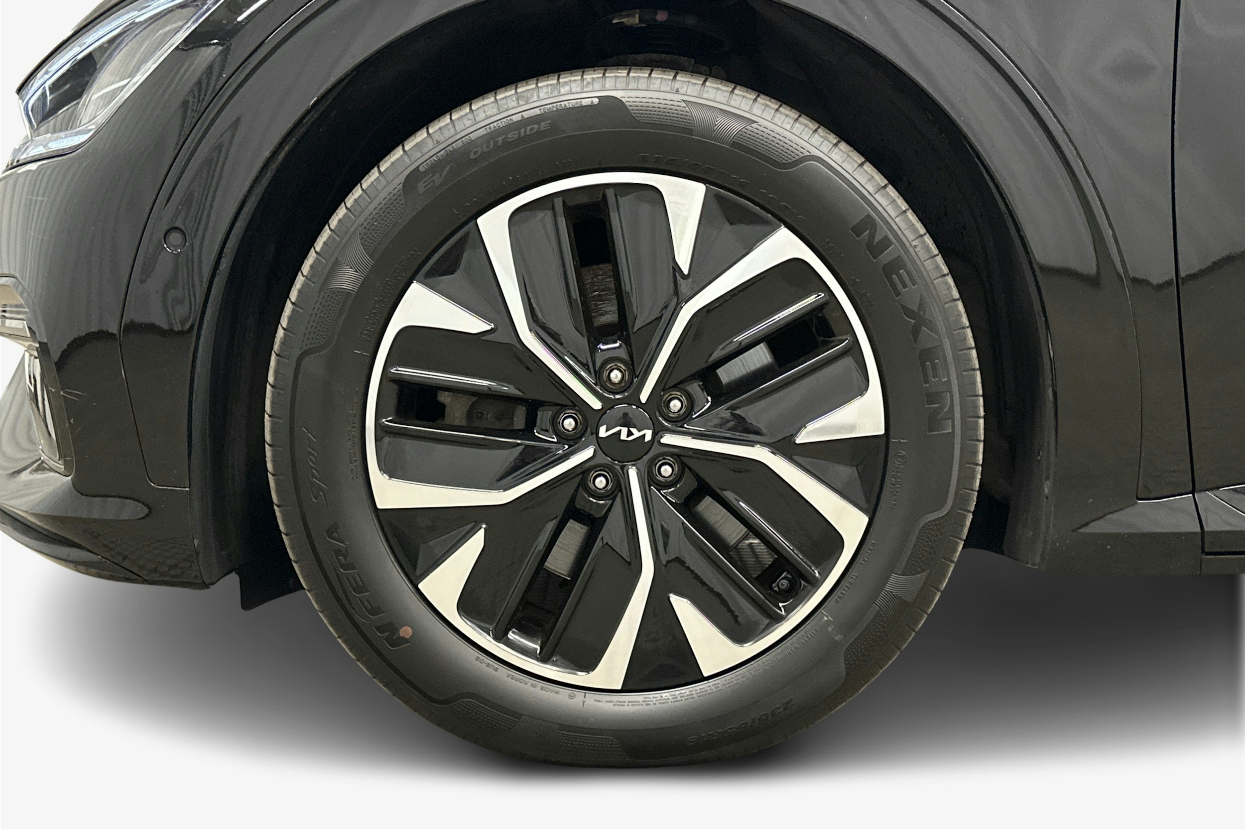 musta Kia EV6 2022 kuva 11.