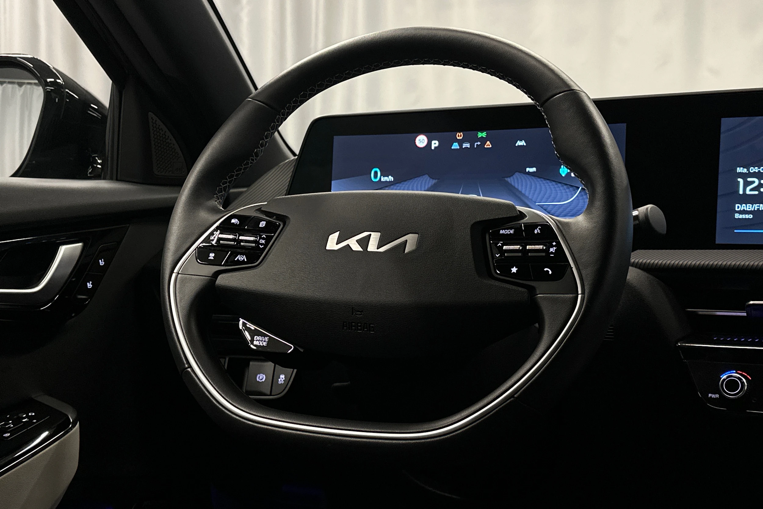 musta Kia EV6 2023 kuva 22.