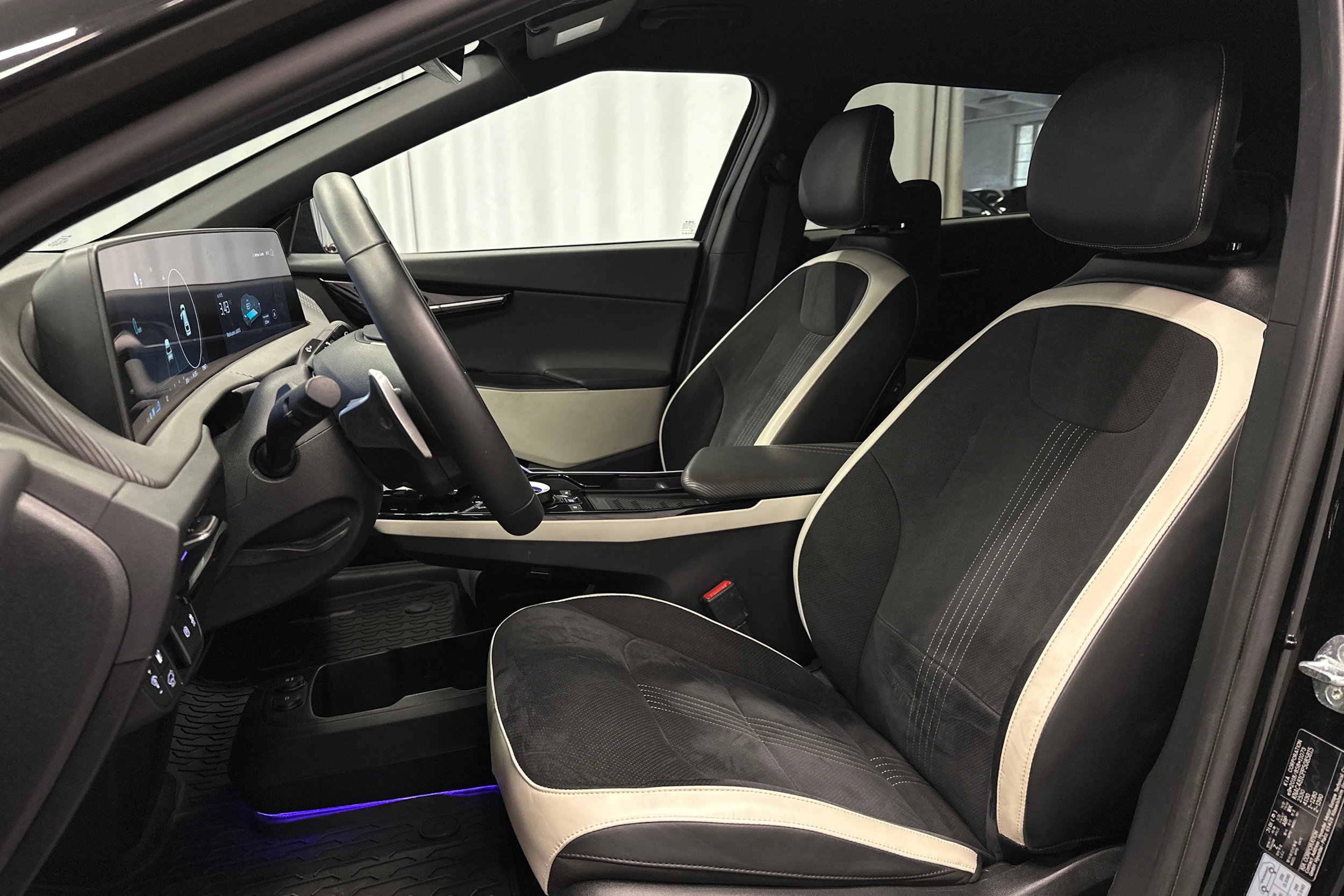musta Kia EV6 2023 kuva 18.