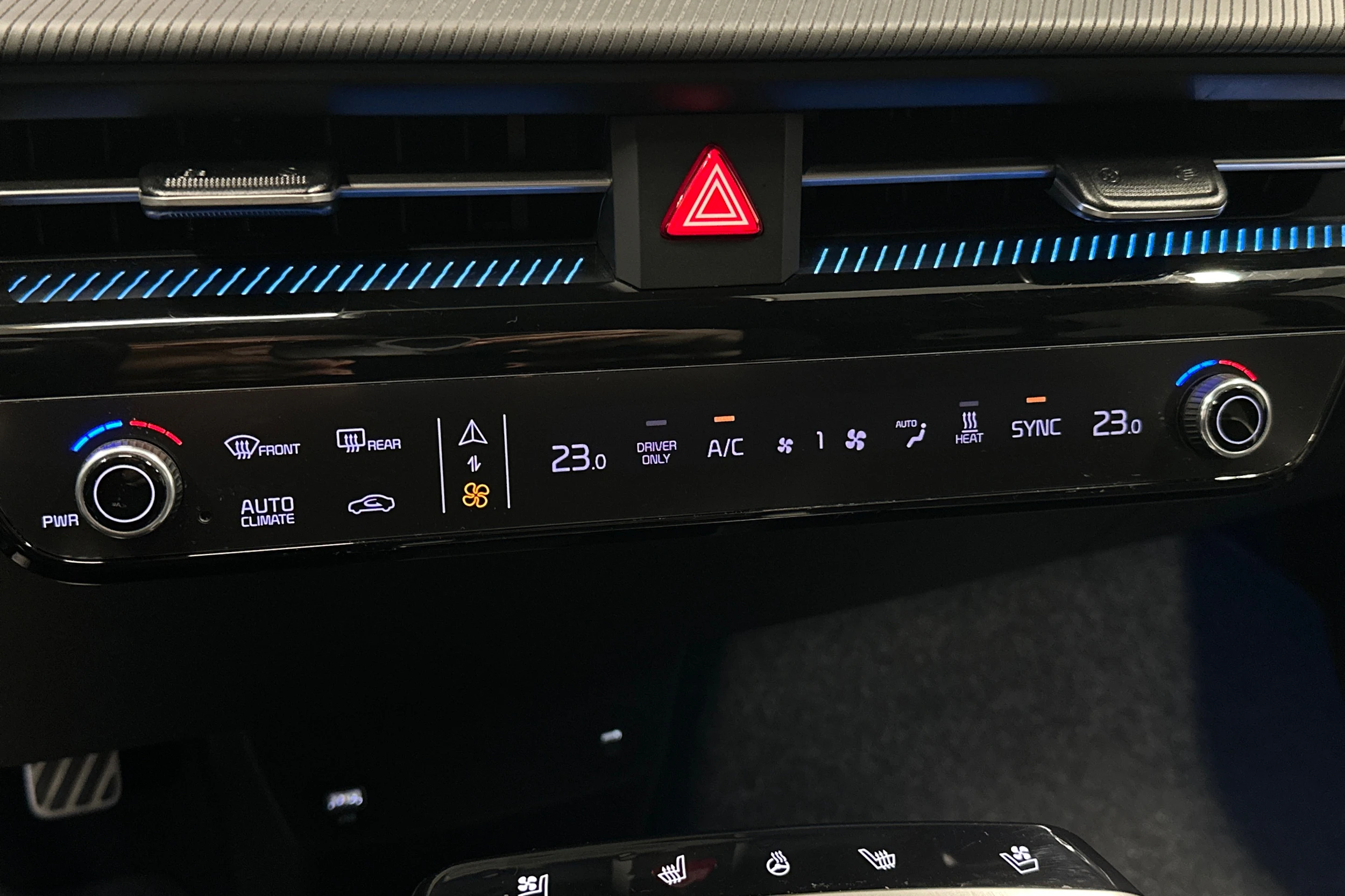 musta Kia EV6 2023 kuva 35.