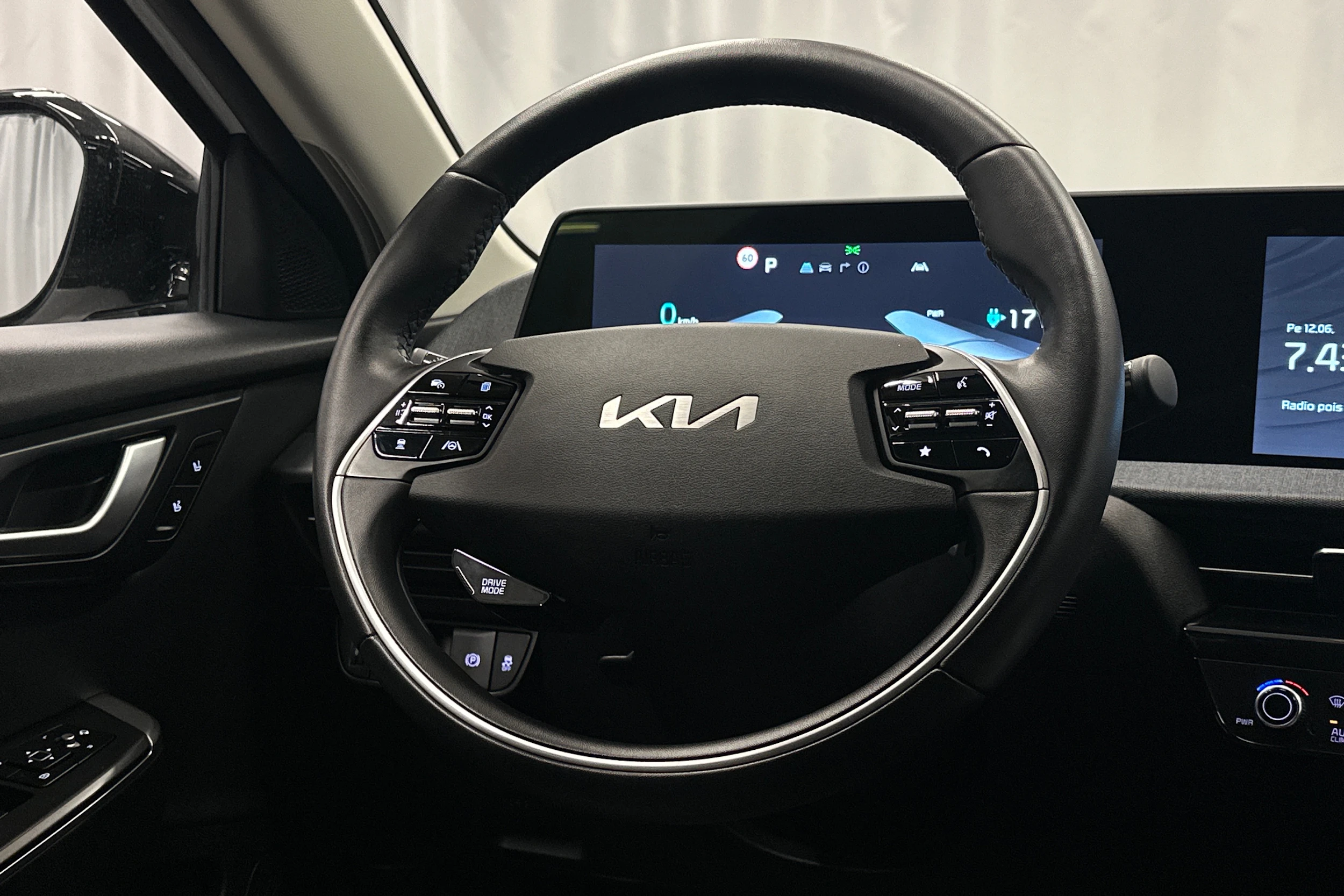valkoinen Kia EV6 2023 kuva 16.
