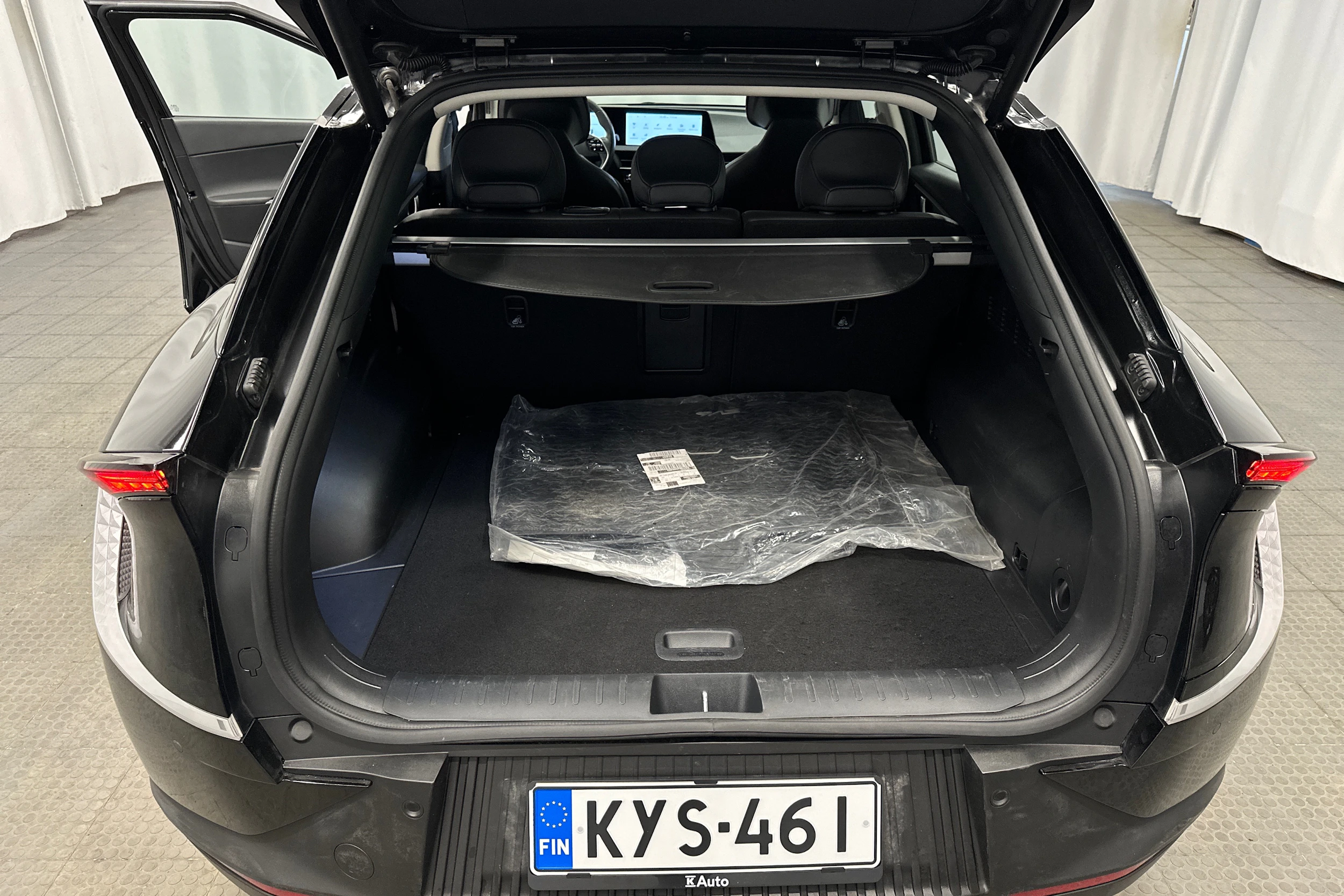 musta Kia EV6 2023 kuva 35.