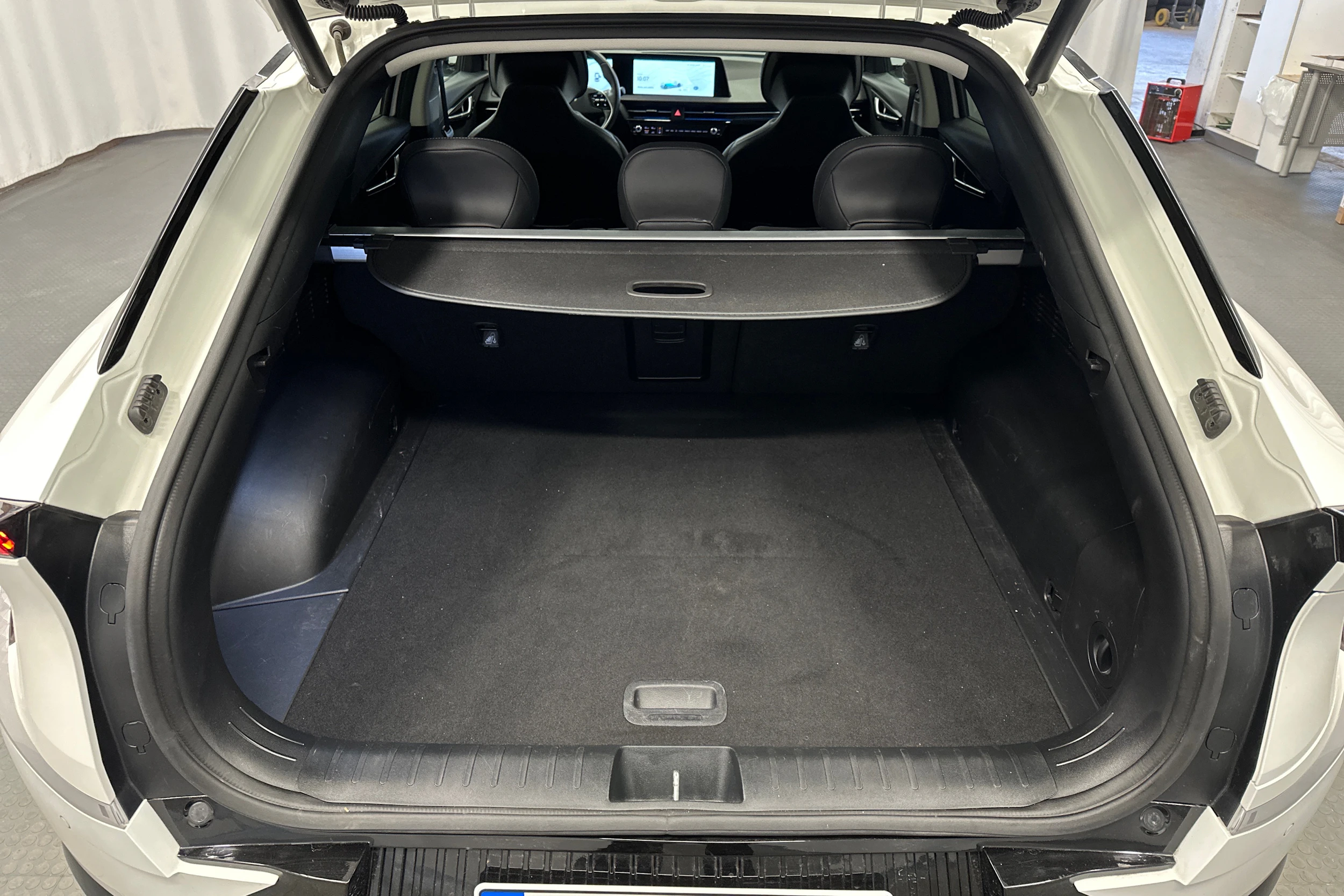 valkoinen Kia EV6 2023 kuva 15.