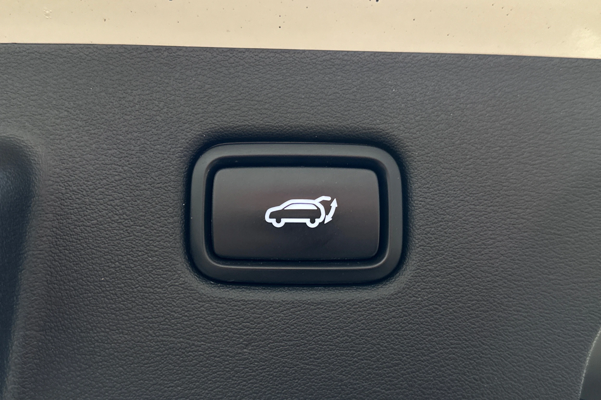 valkoinen Kia EV6 2023 kuva 16.