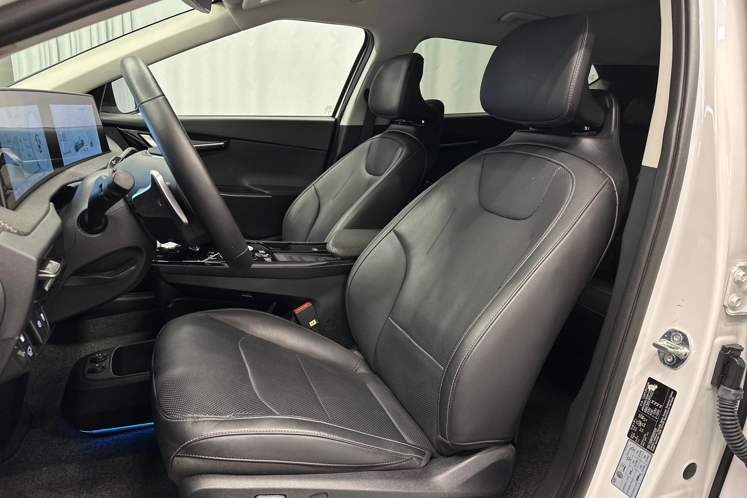 valkoinen Kia EV6 2023 kuva 17.