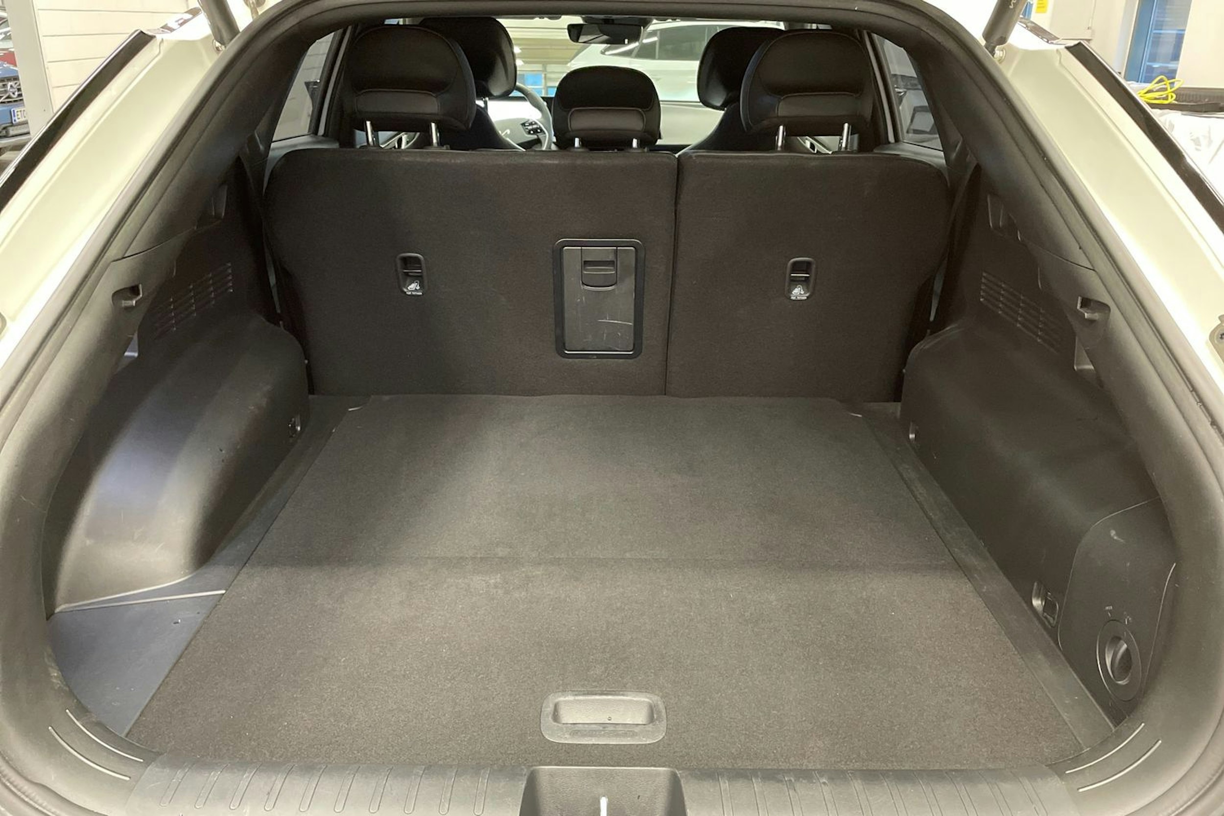 valkoinen Kia EV6 2023 kuva 15.