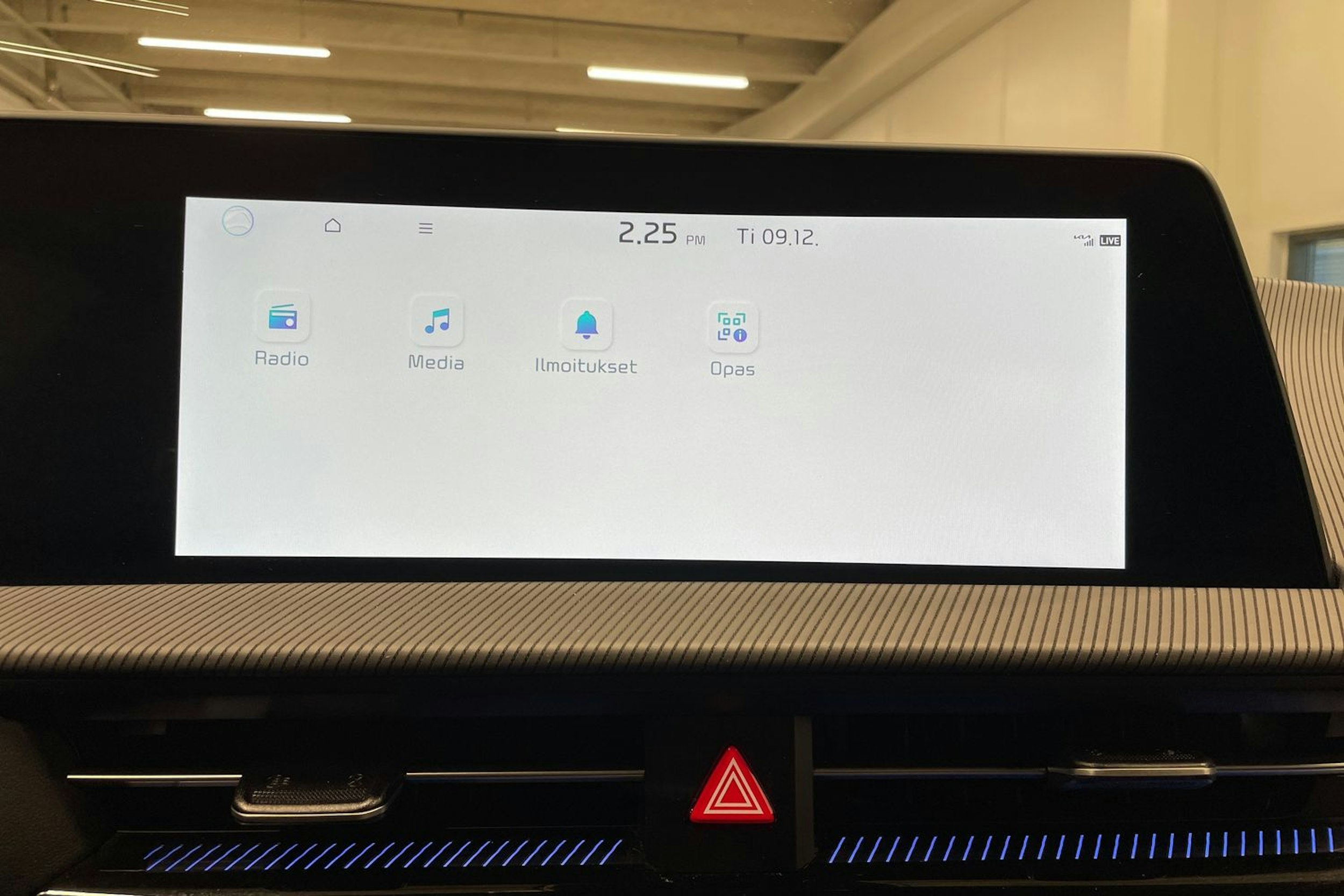 valkoinen Kia EV6 2023 kuva 19.