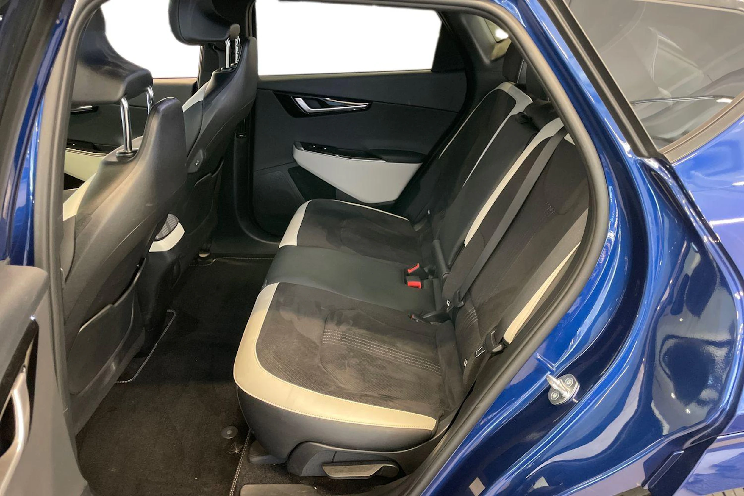 sininen Kia EV6 2023 kuva 8.