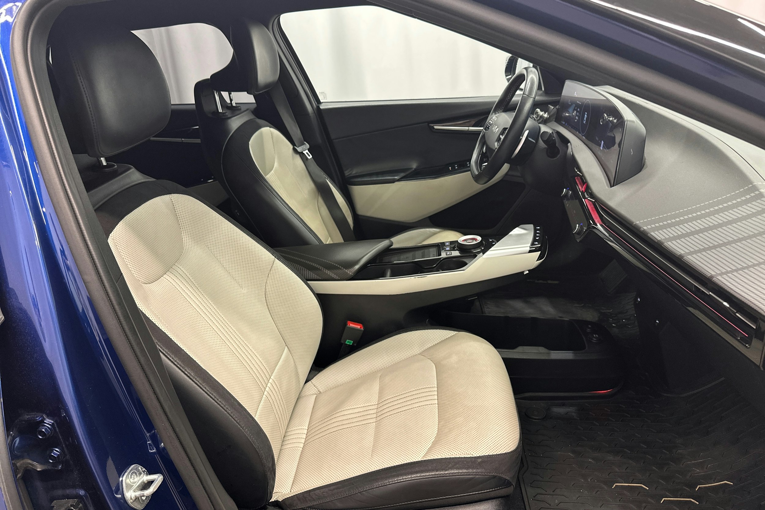 sininen Kia EV6 2023 kuva 13.