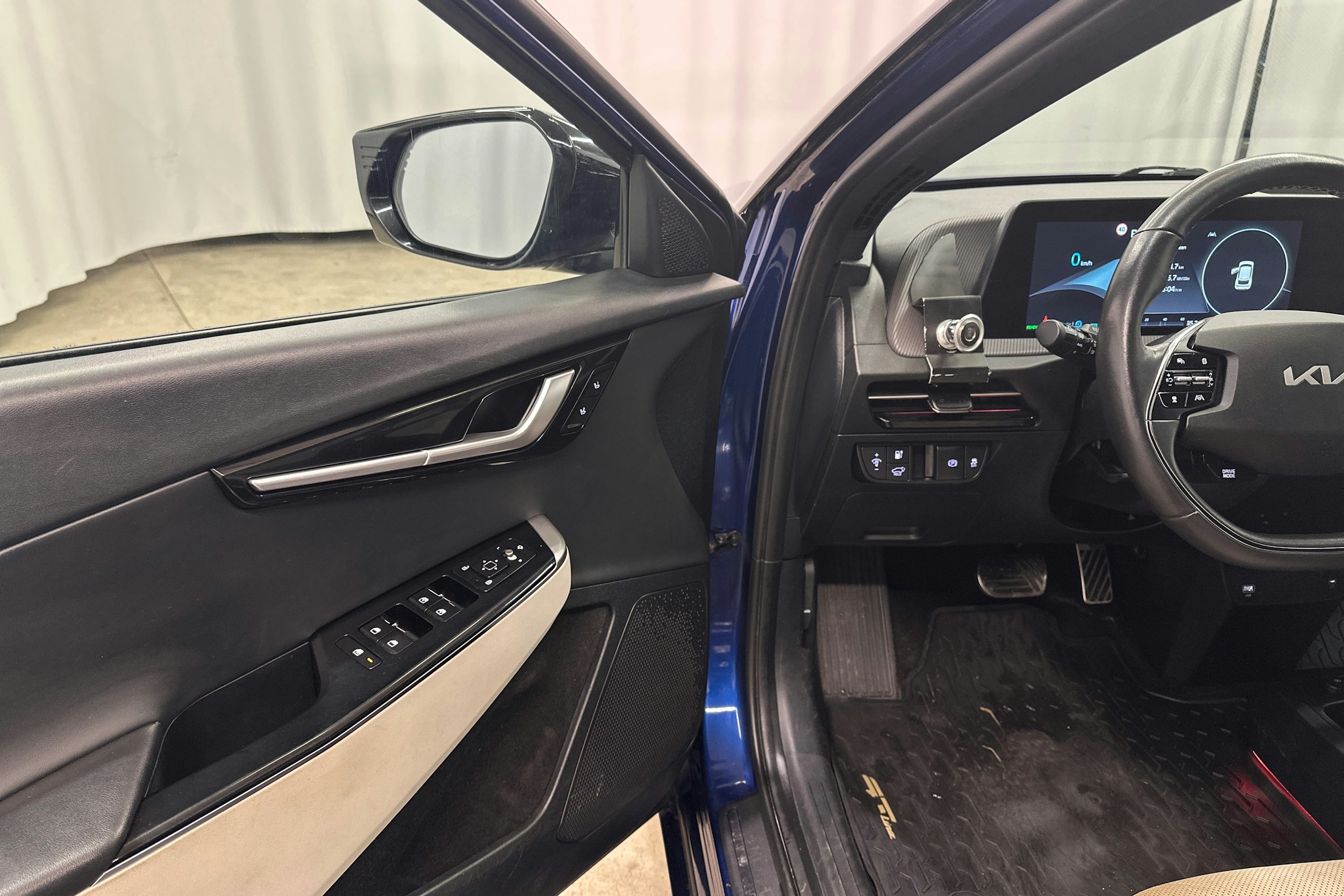 sininen Kia EV6 2023 kuva 14.