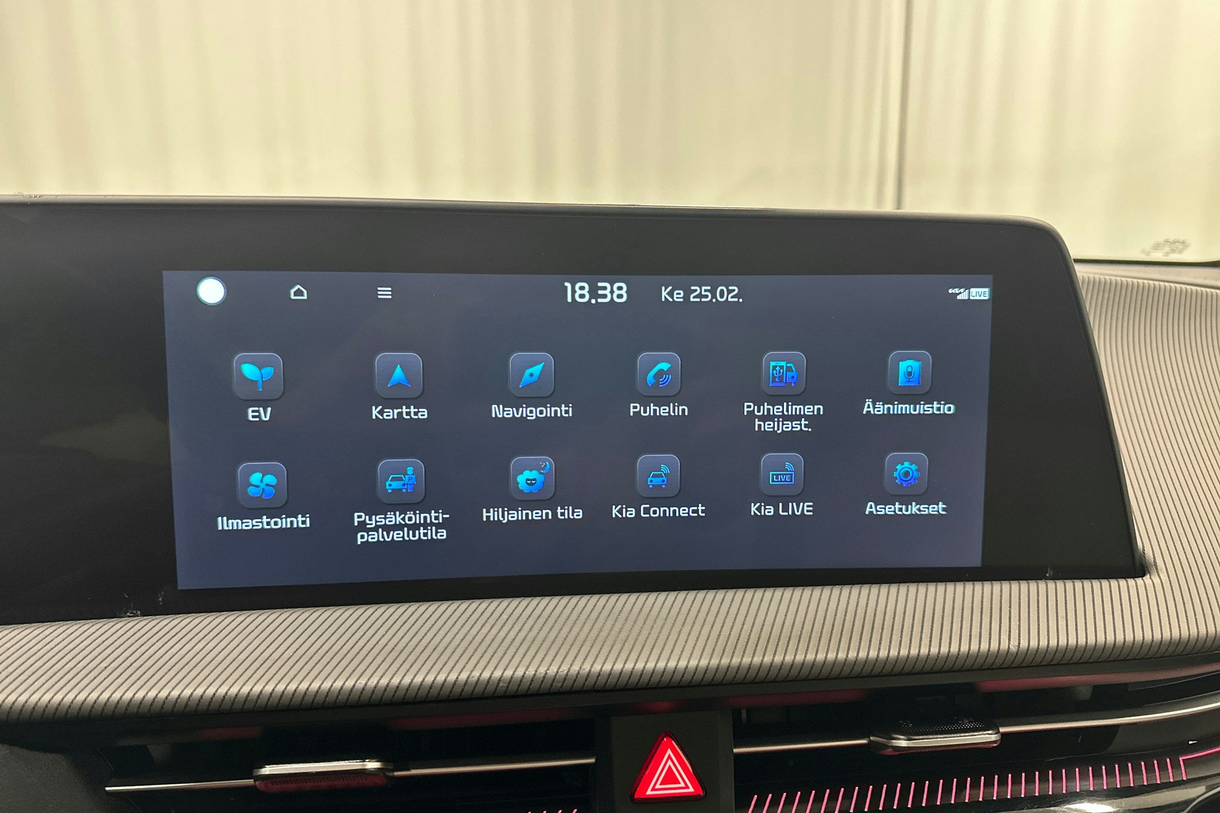 sininen Kia EV6 2023 kuva 22.