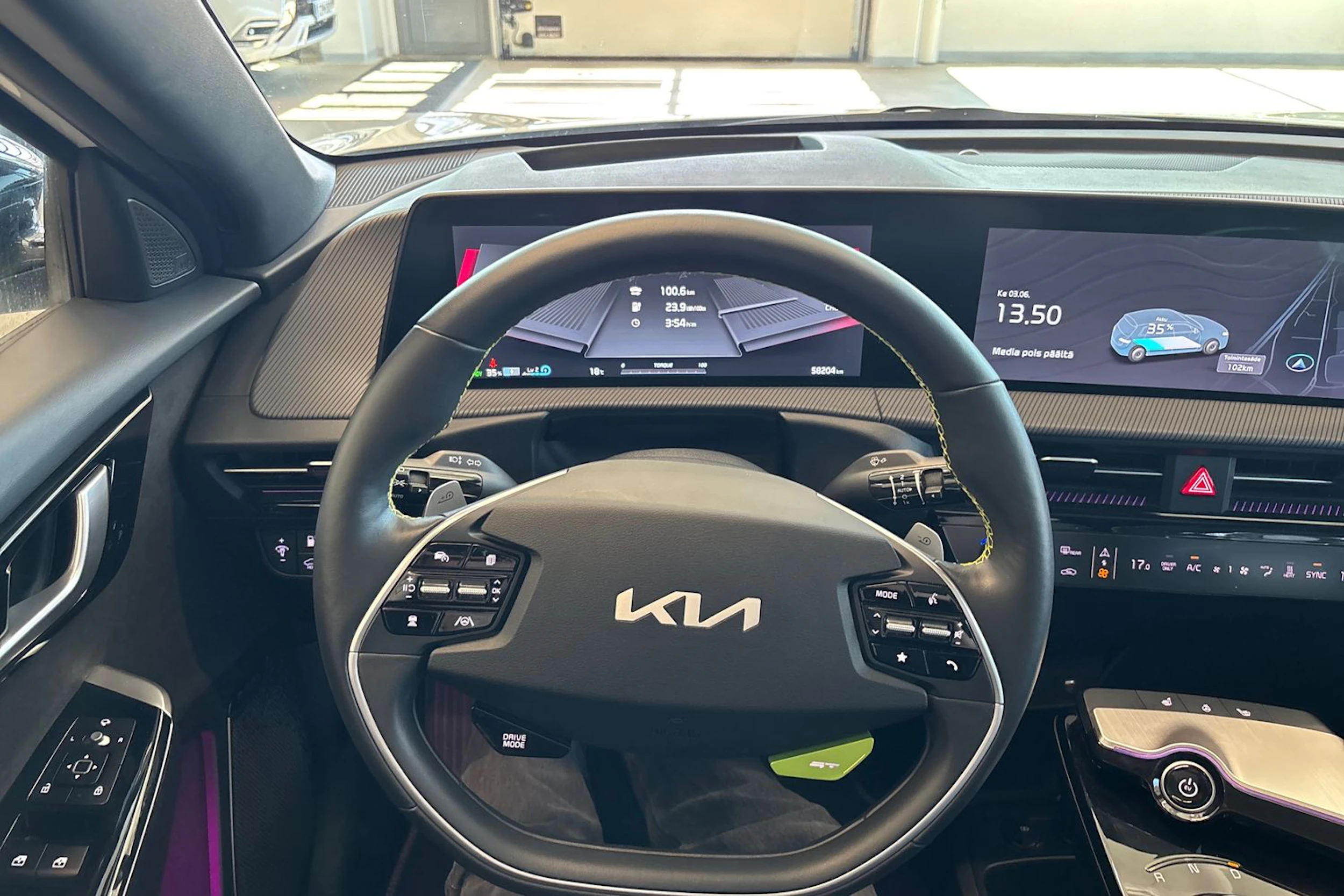 valkoinen Kia EV6 2023 kuva 16.