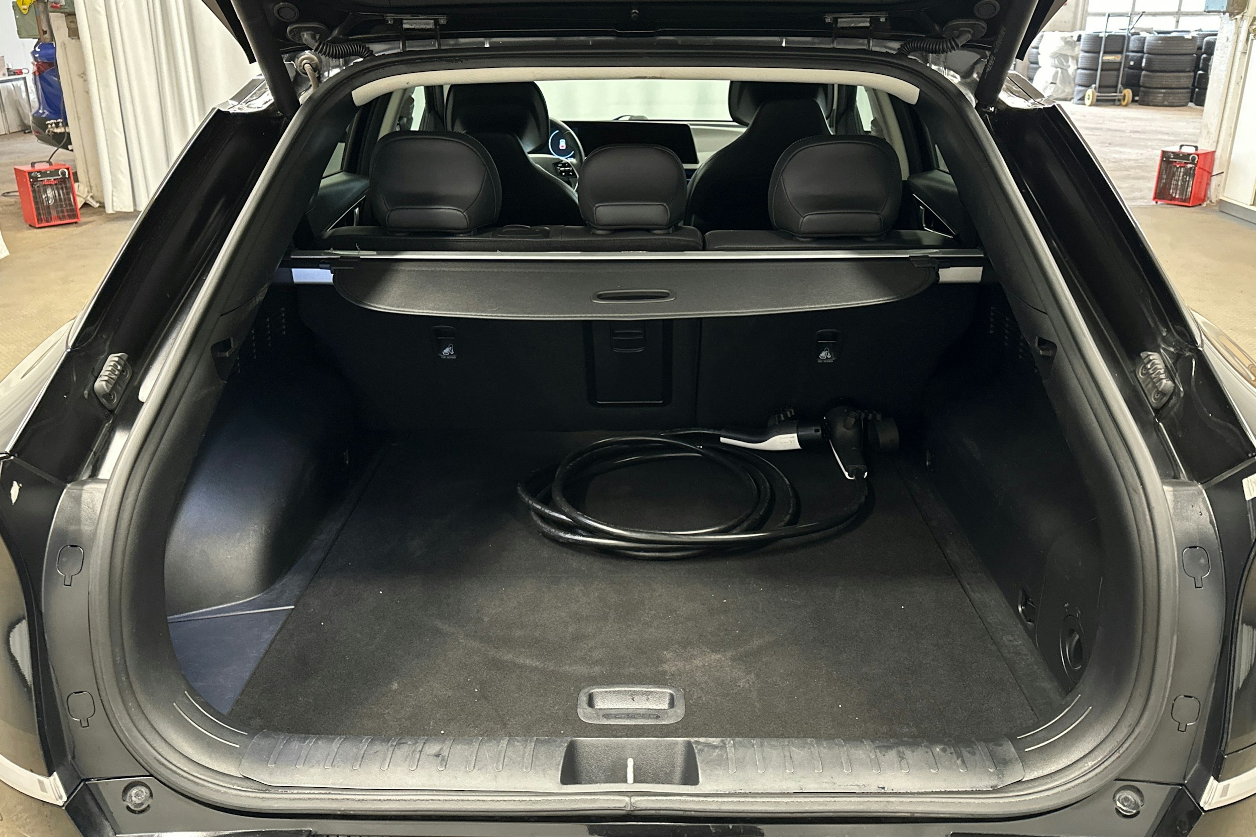 musta Kia EV6 2023 kuva 11.