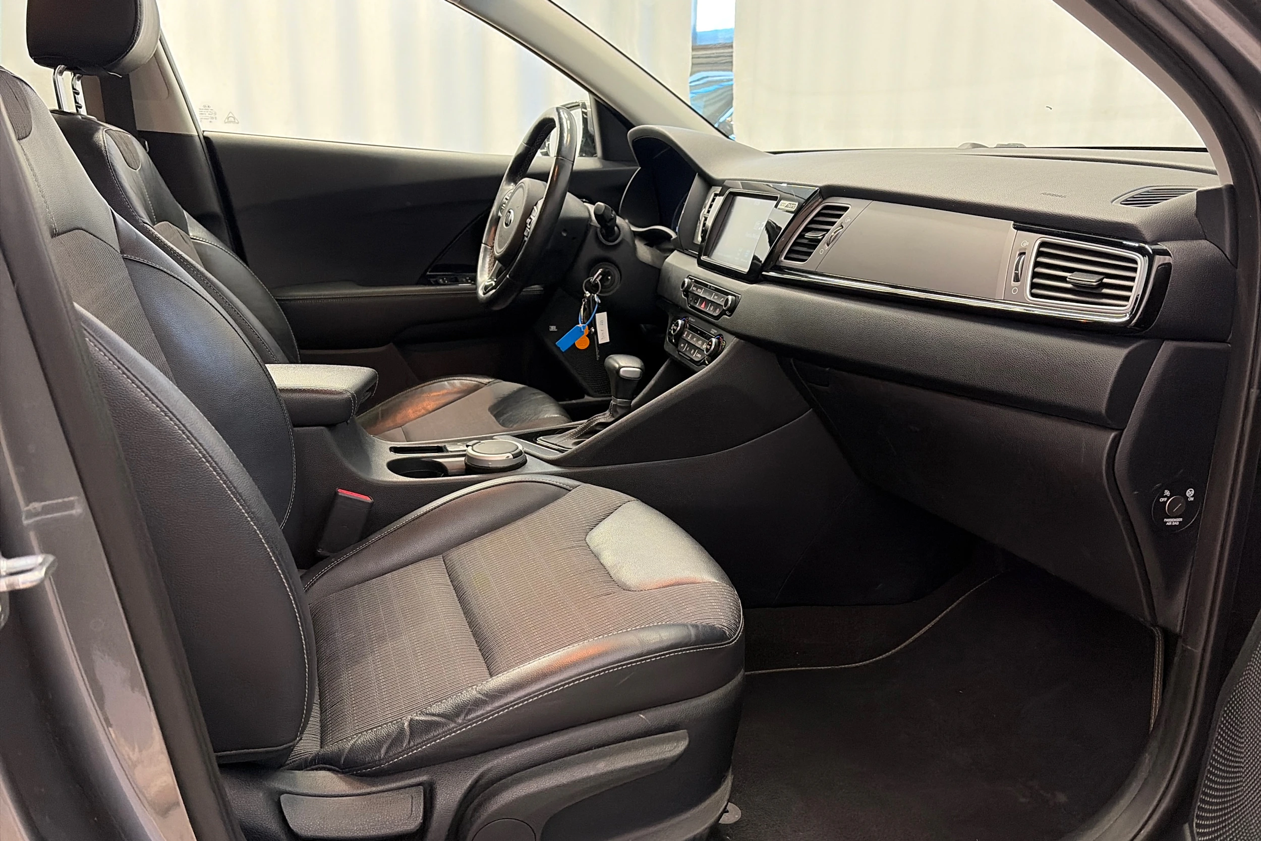 harmaa Kia Niro 2017 kuva 16.
