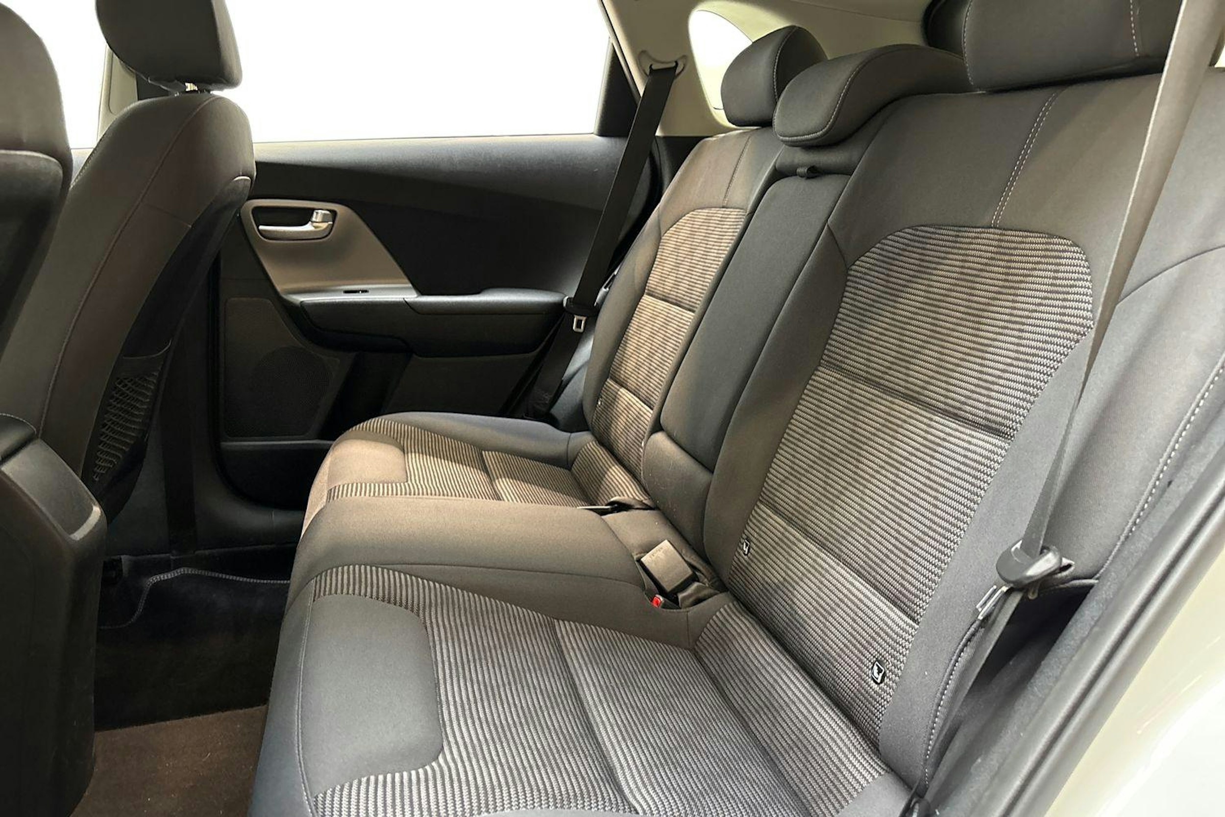 valkoinen Kia Niro 2017 kuva 10.
