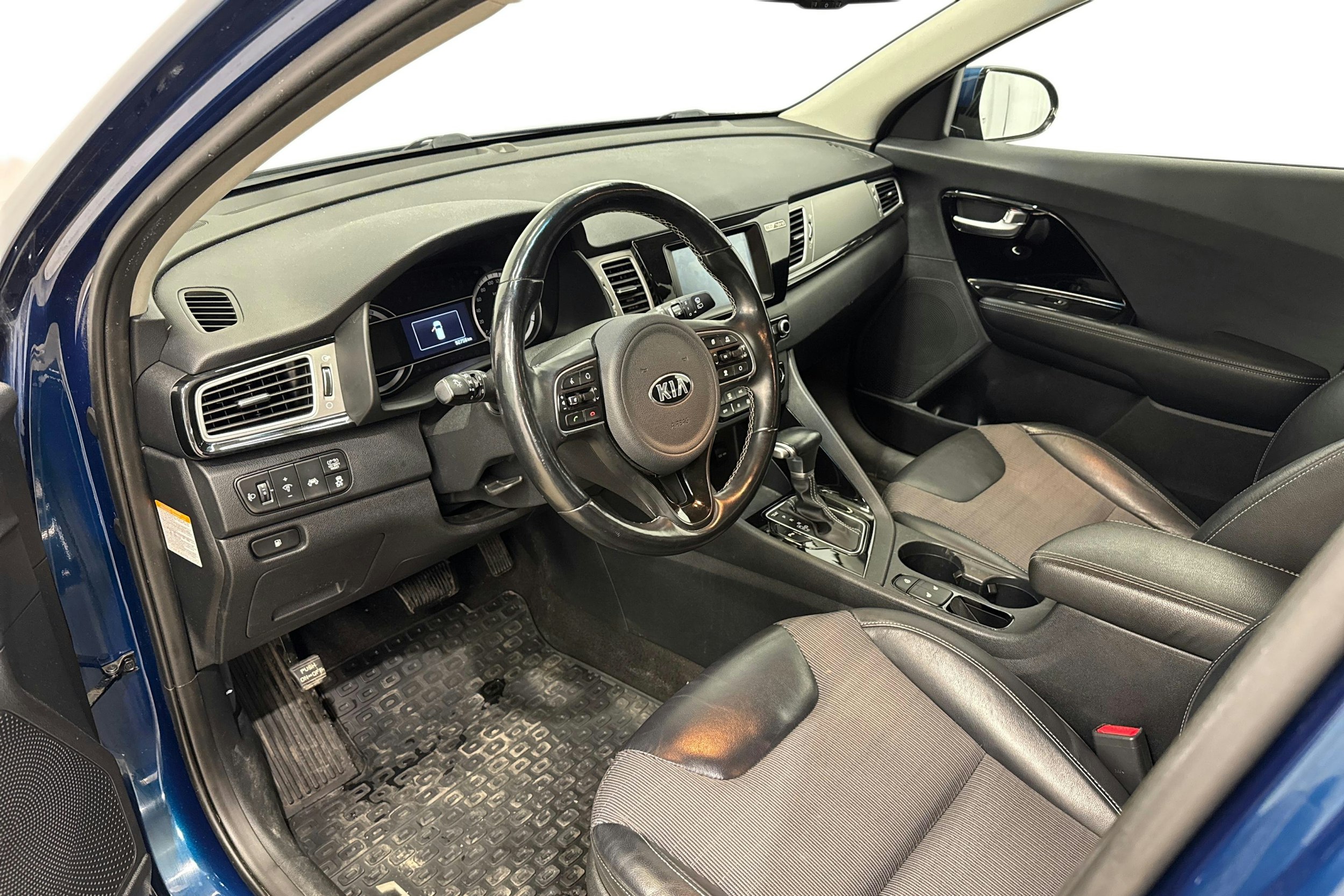 sininen Kia Niro 2018 kuva 7.