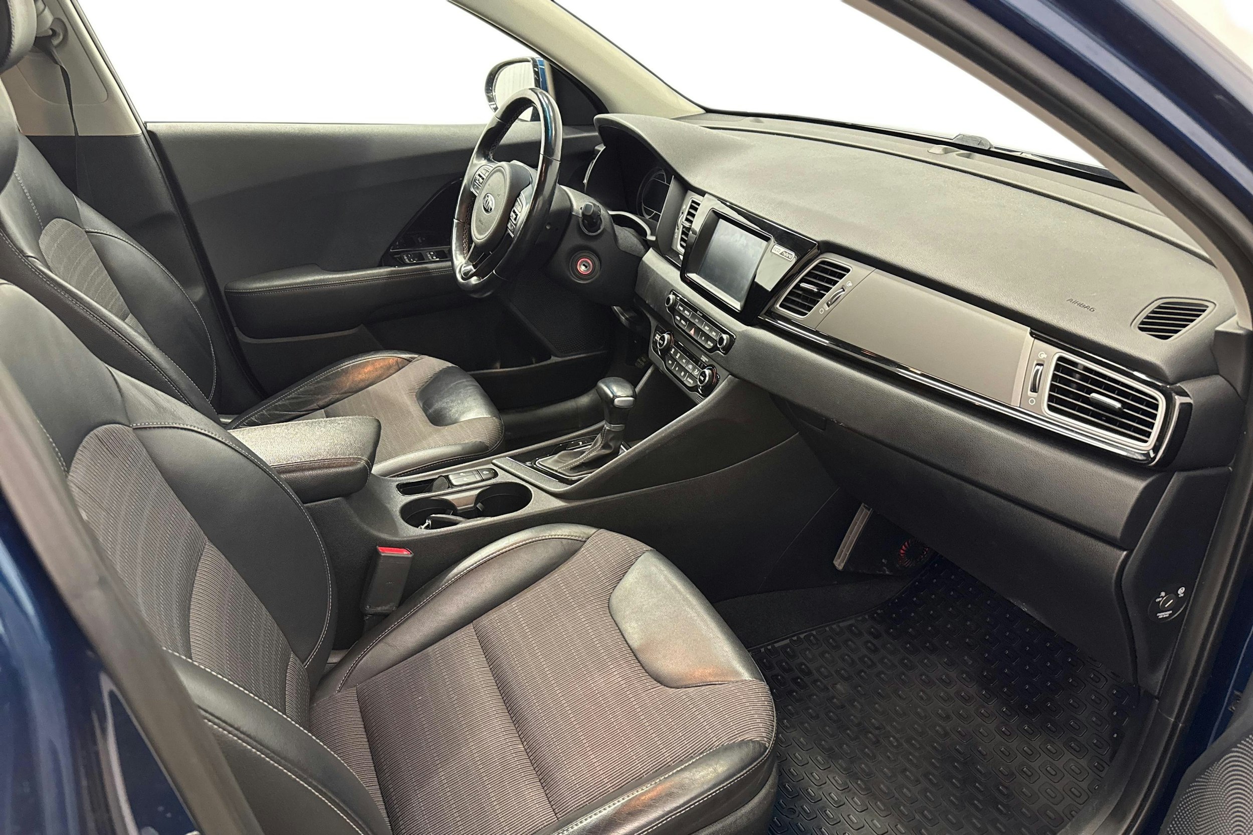 sininen Kia Niro 2018 kuva 9.