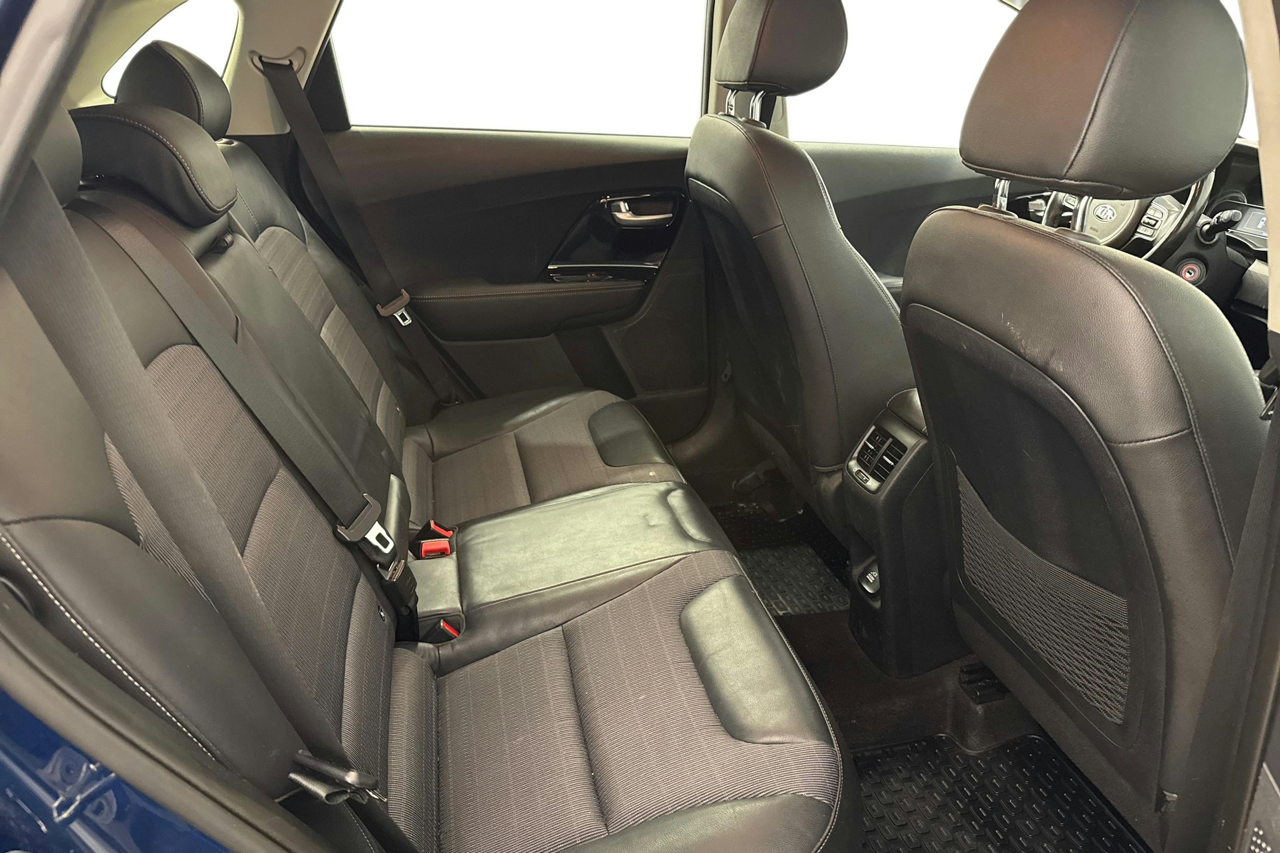 sininen Kia Niro 2018 kuva 10.