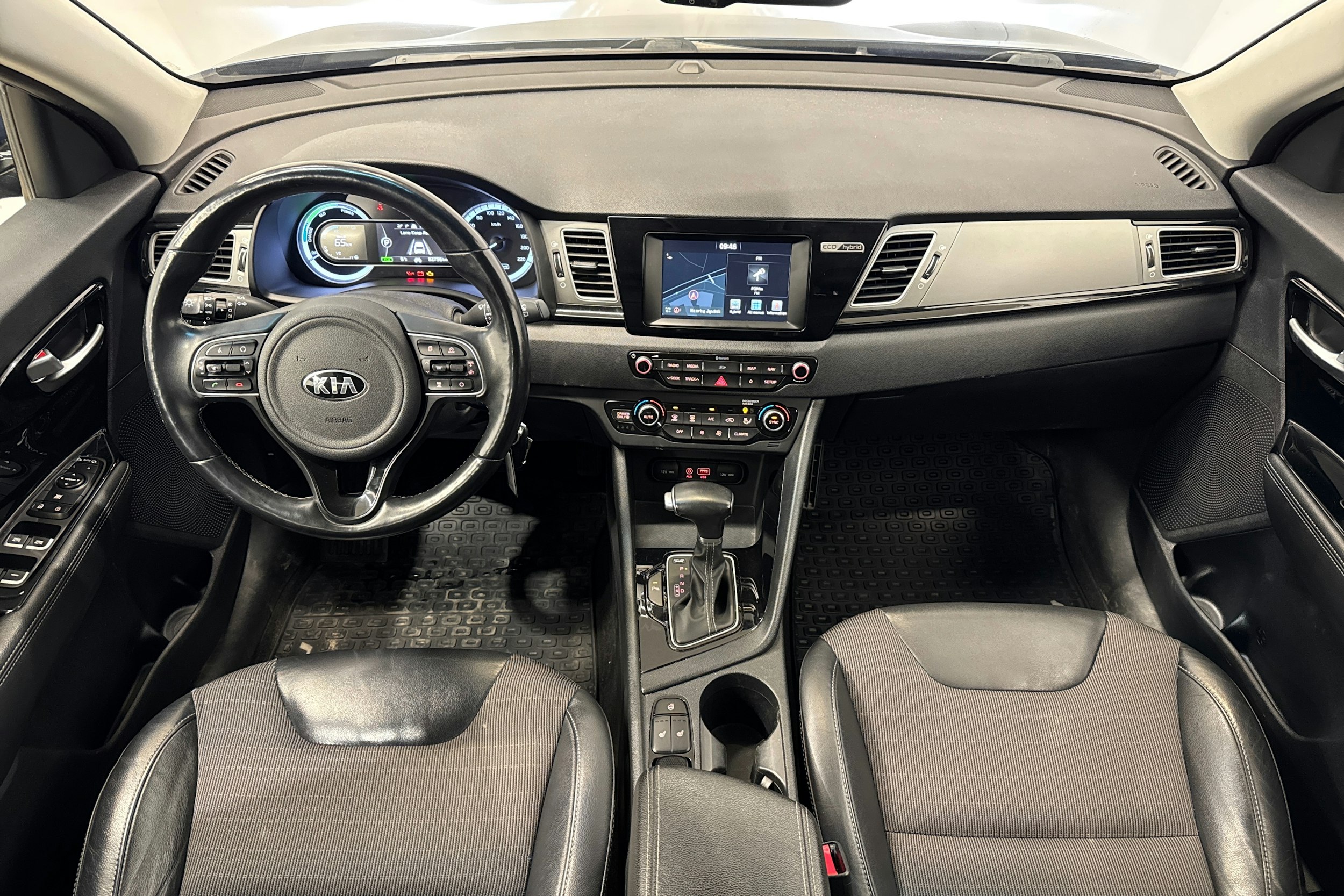 sininen Kia Niro 2018 kuva 14.