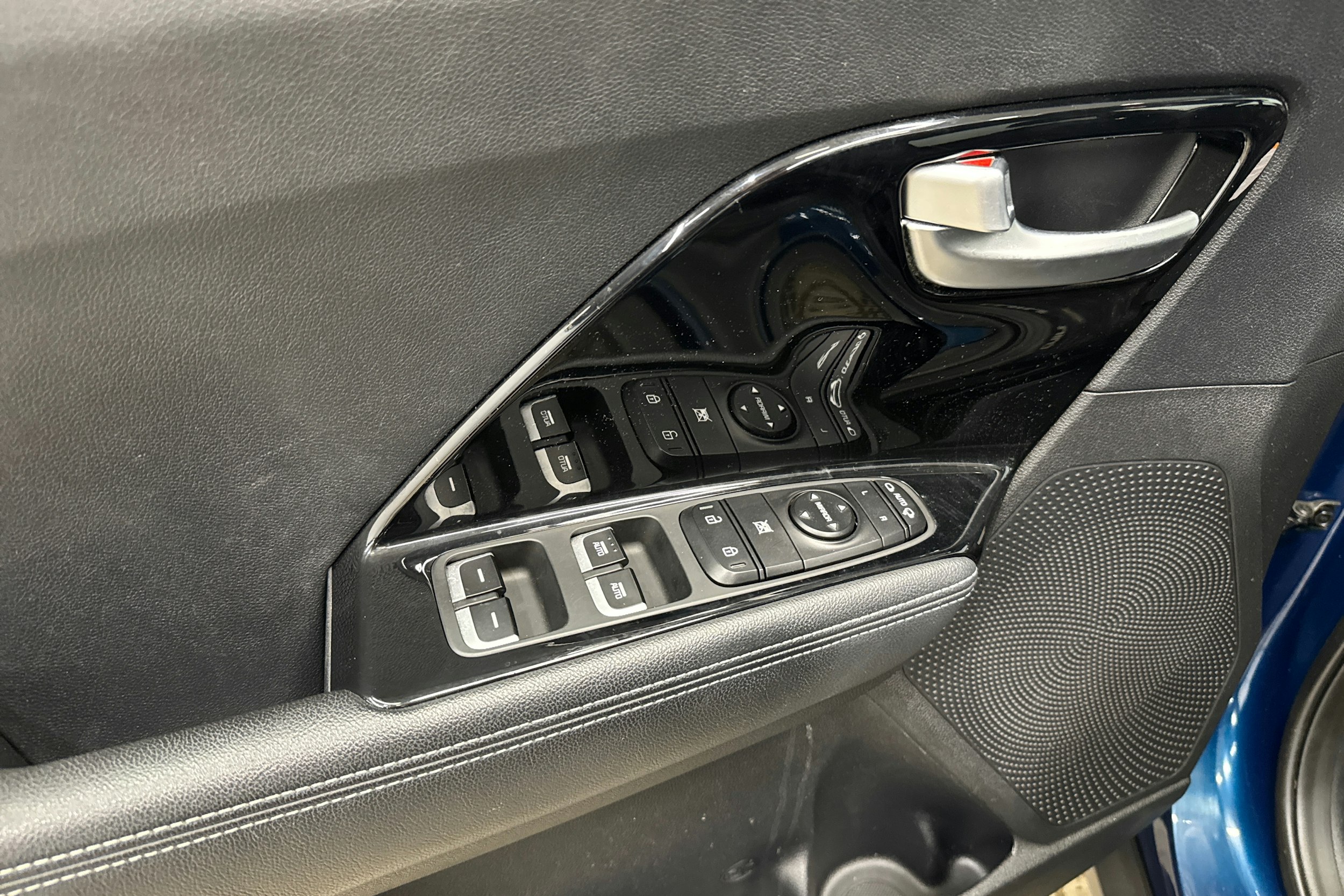 sininen Kia Niro 2018 kuva 16.