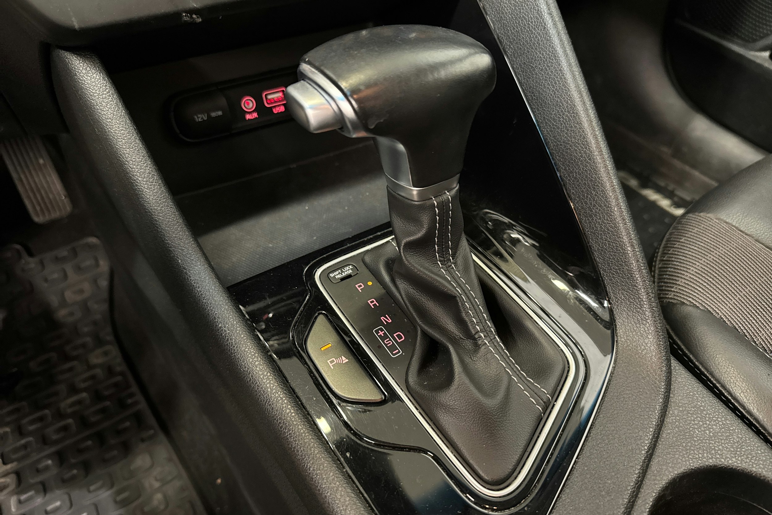 sininen Kia Niro 2018 kuva 19.