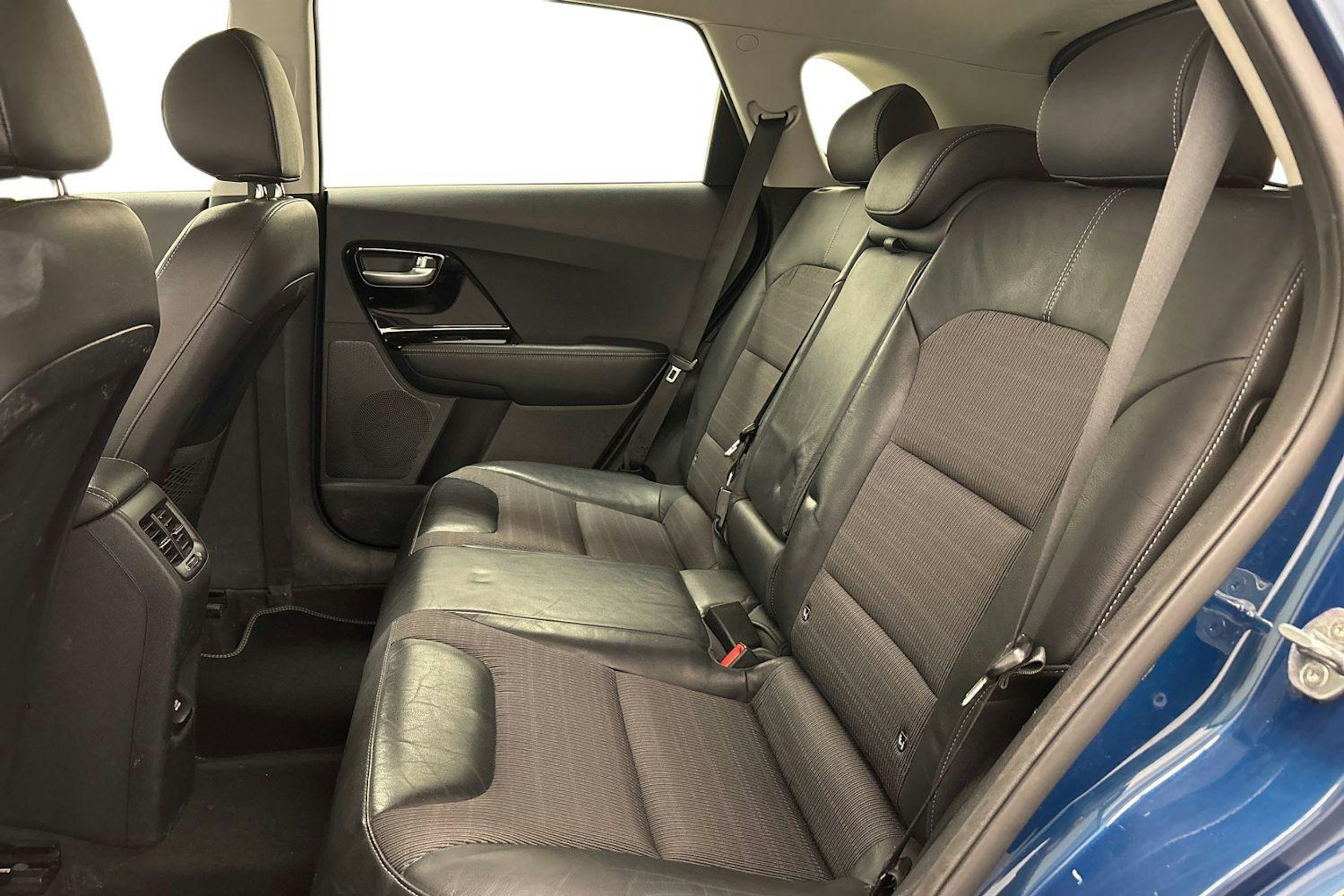 sininen Kia Niro 2019 kuva 10.