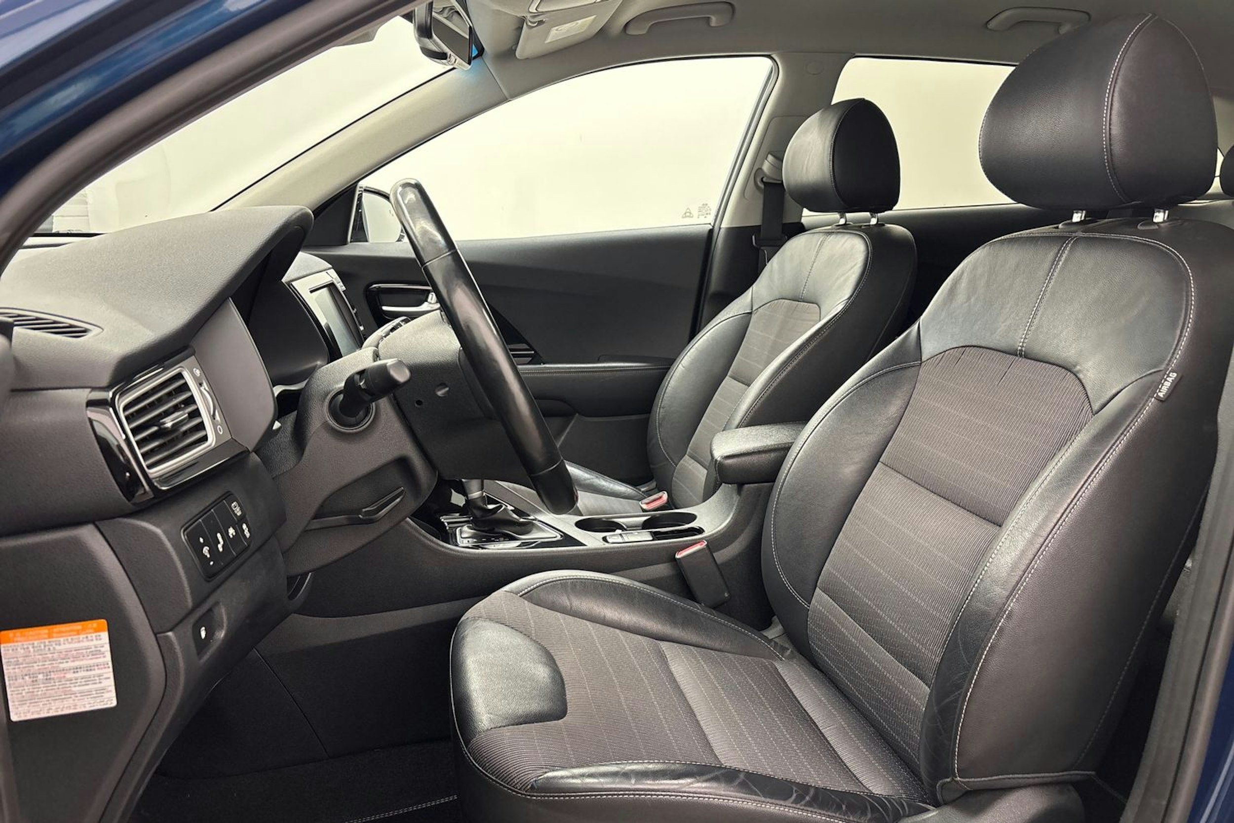sininen Kia Niro 2019 kuva 14.