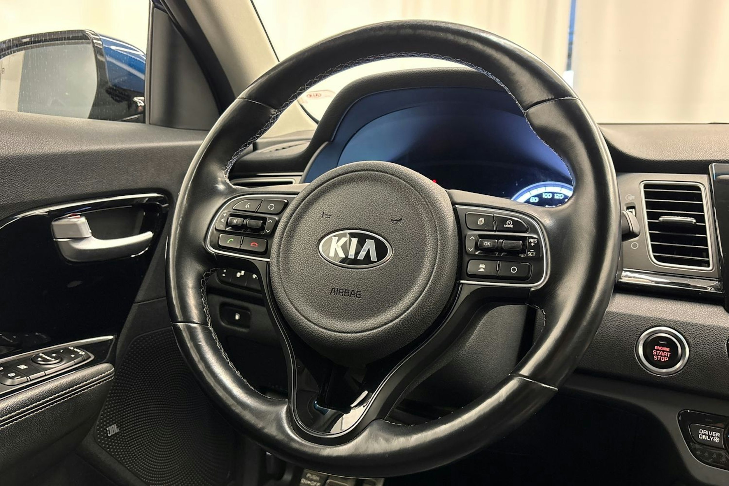 sininen Kia Niro 2019 kuva 16.