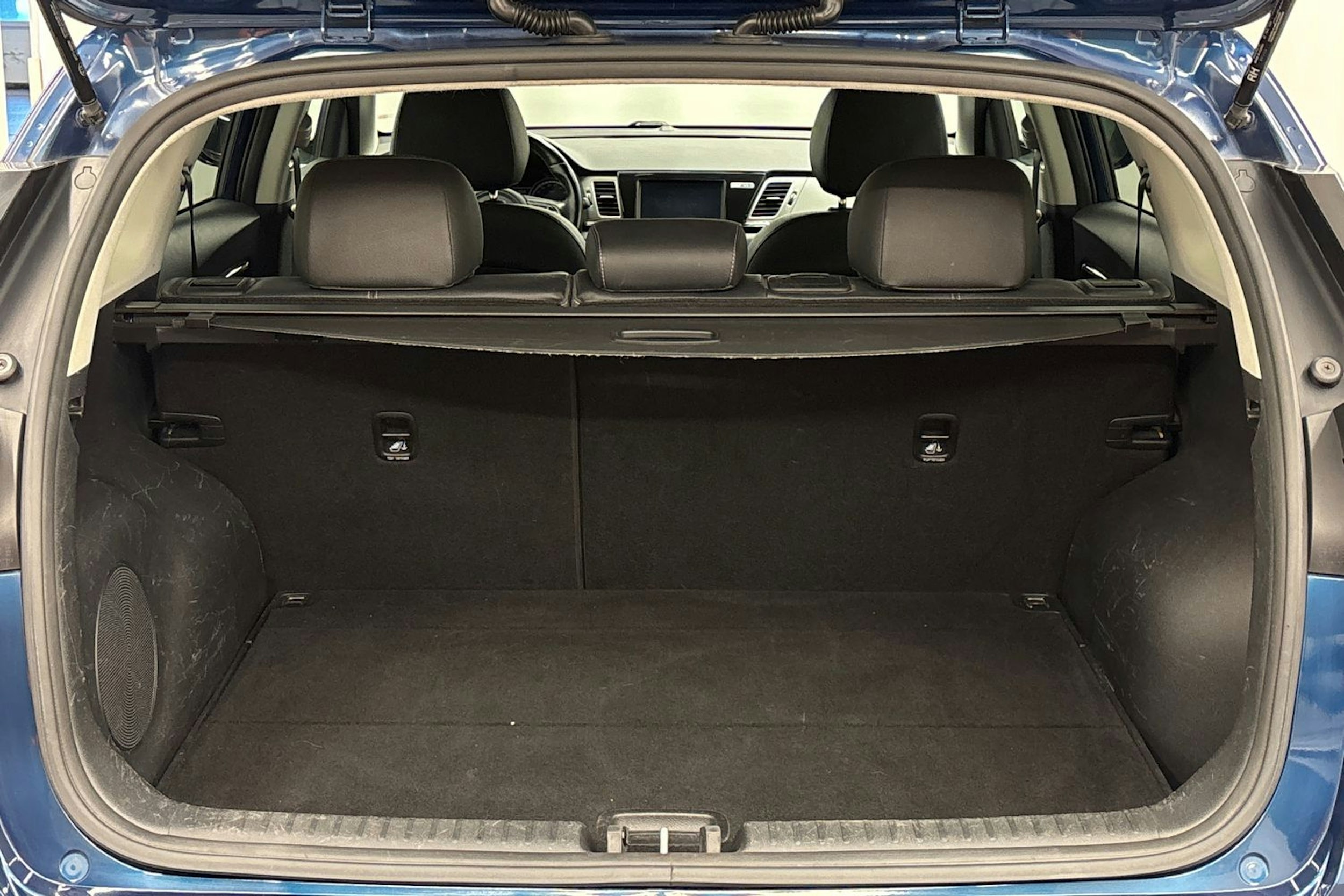 sininen Kia Niro 2019 kuva 28.