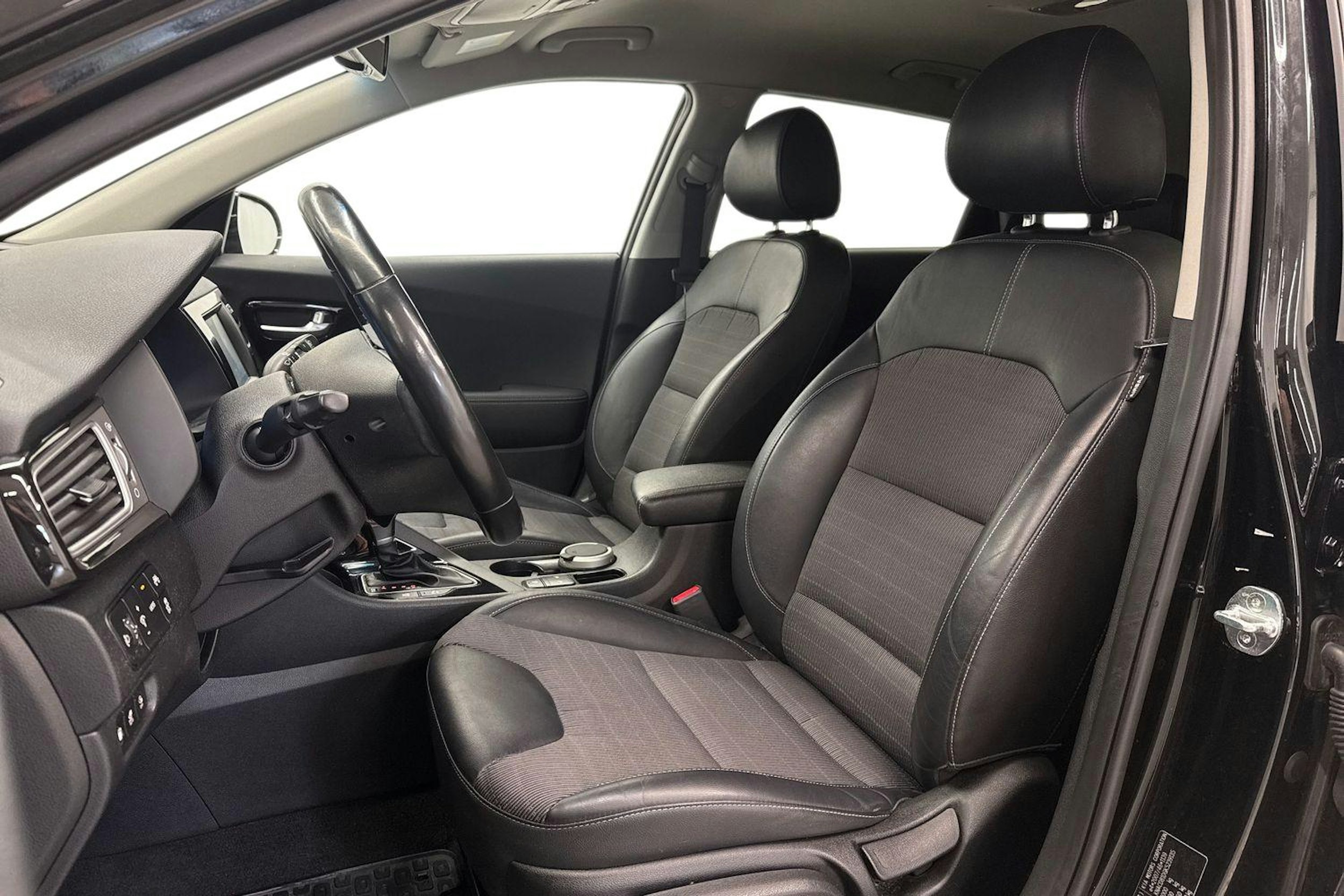 musta Kia Niro 2019 kuva 11.