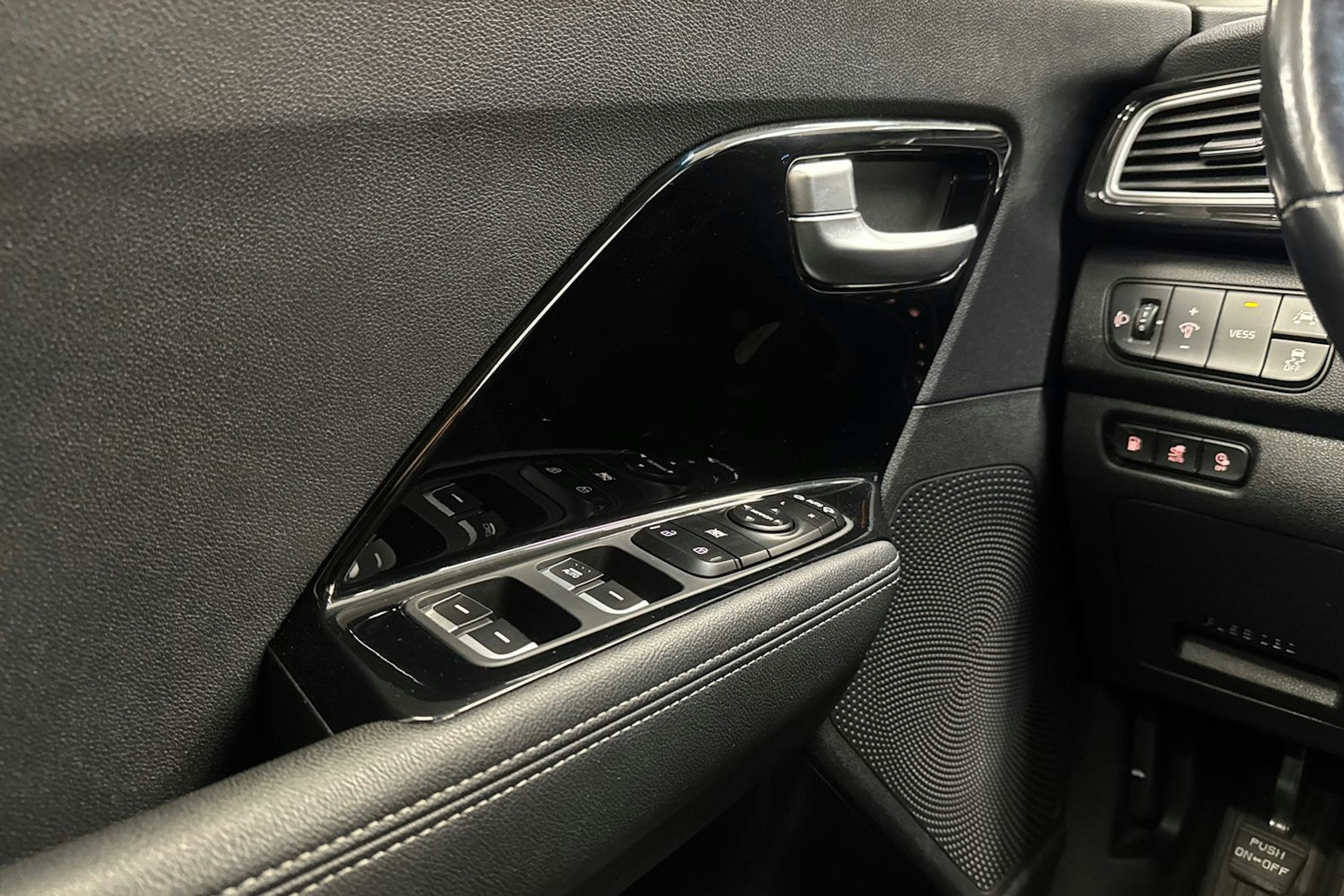 musta Kia Niro 2019 kuva 18.