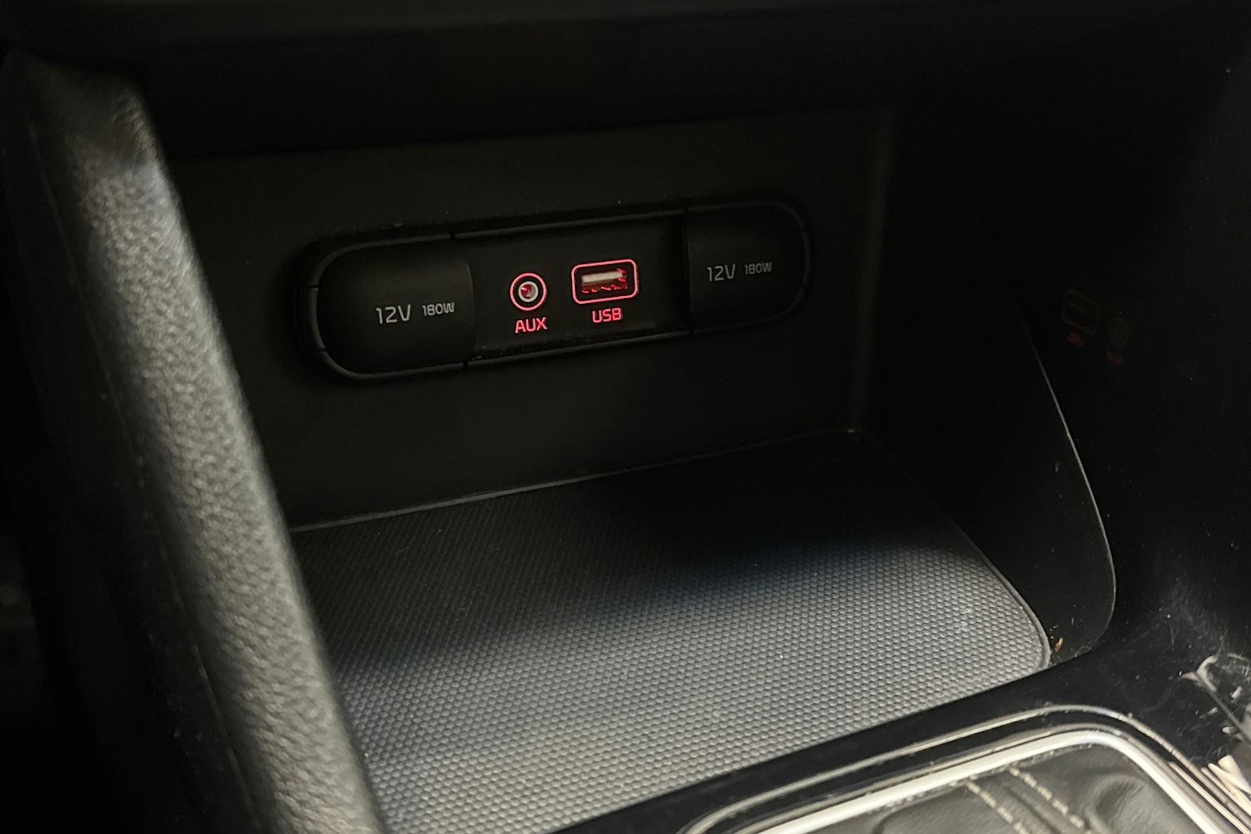 musta Kia Niro 2019 kuva 22.