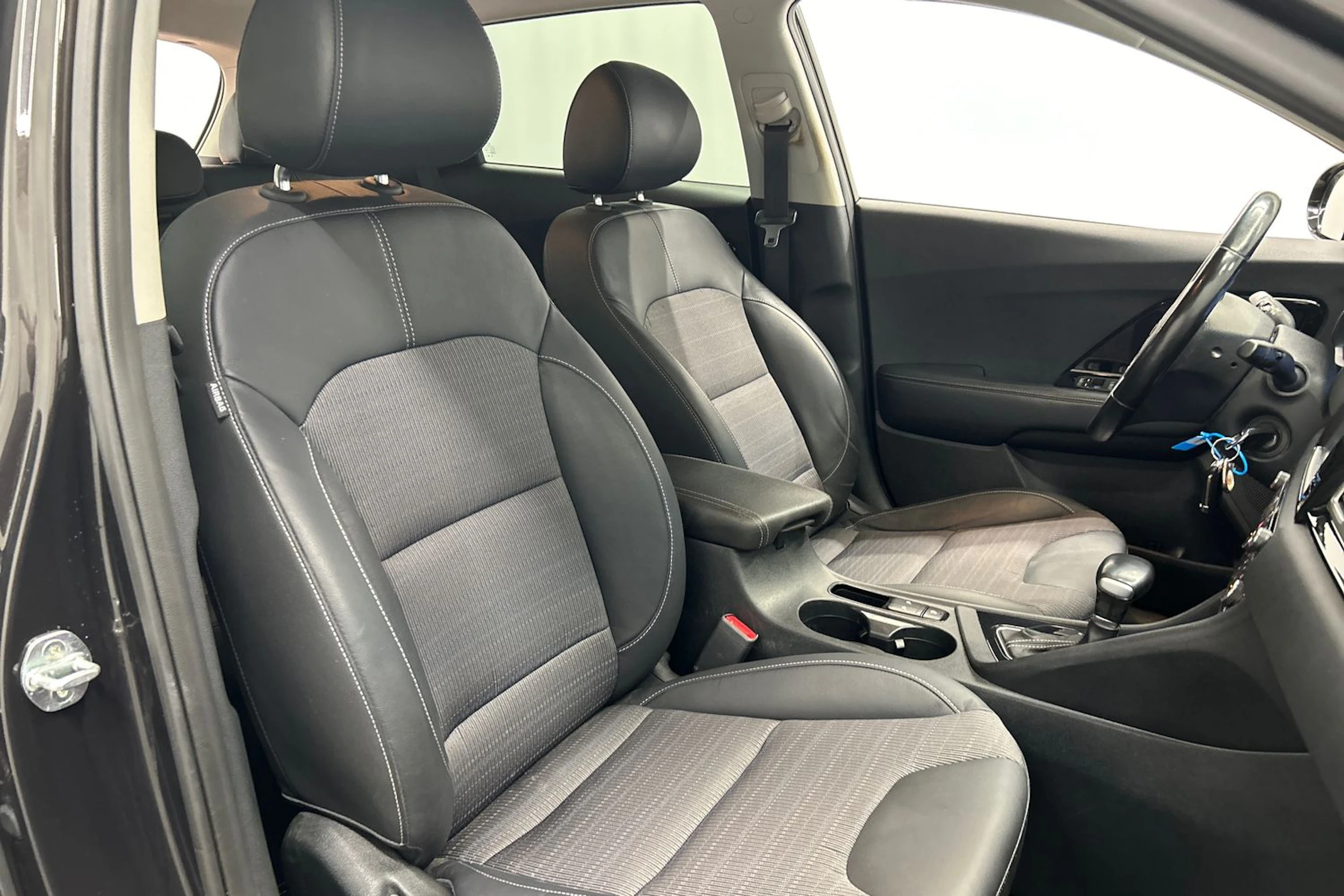 ruskea (beige) Kia Niro 2019 kuva 11.