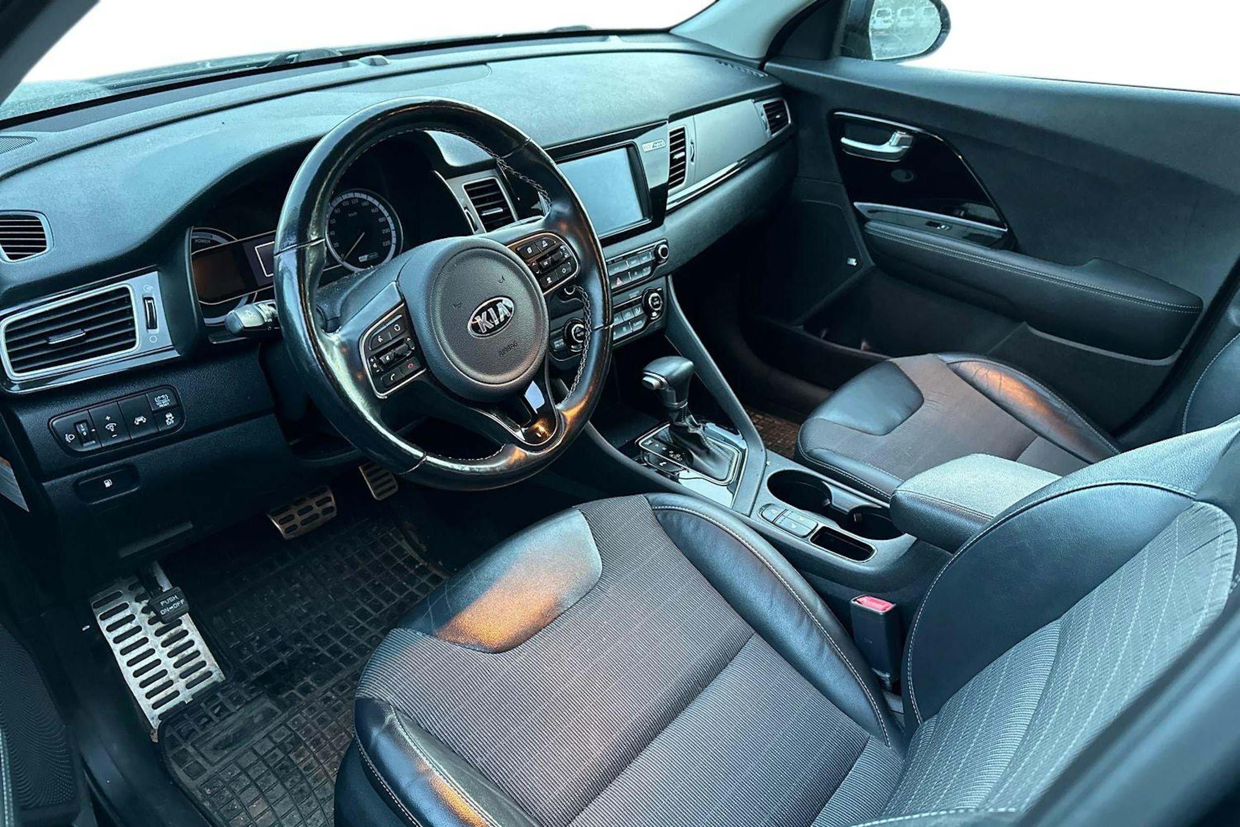 sininen Kia Niro 2019 kuva 3.