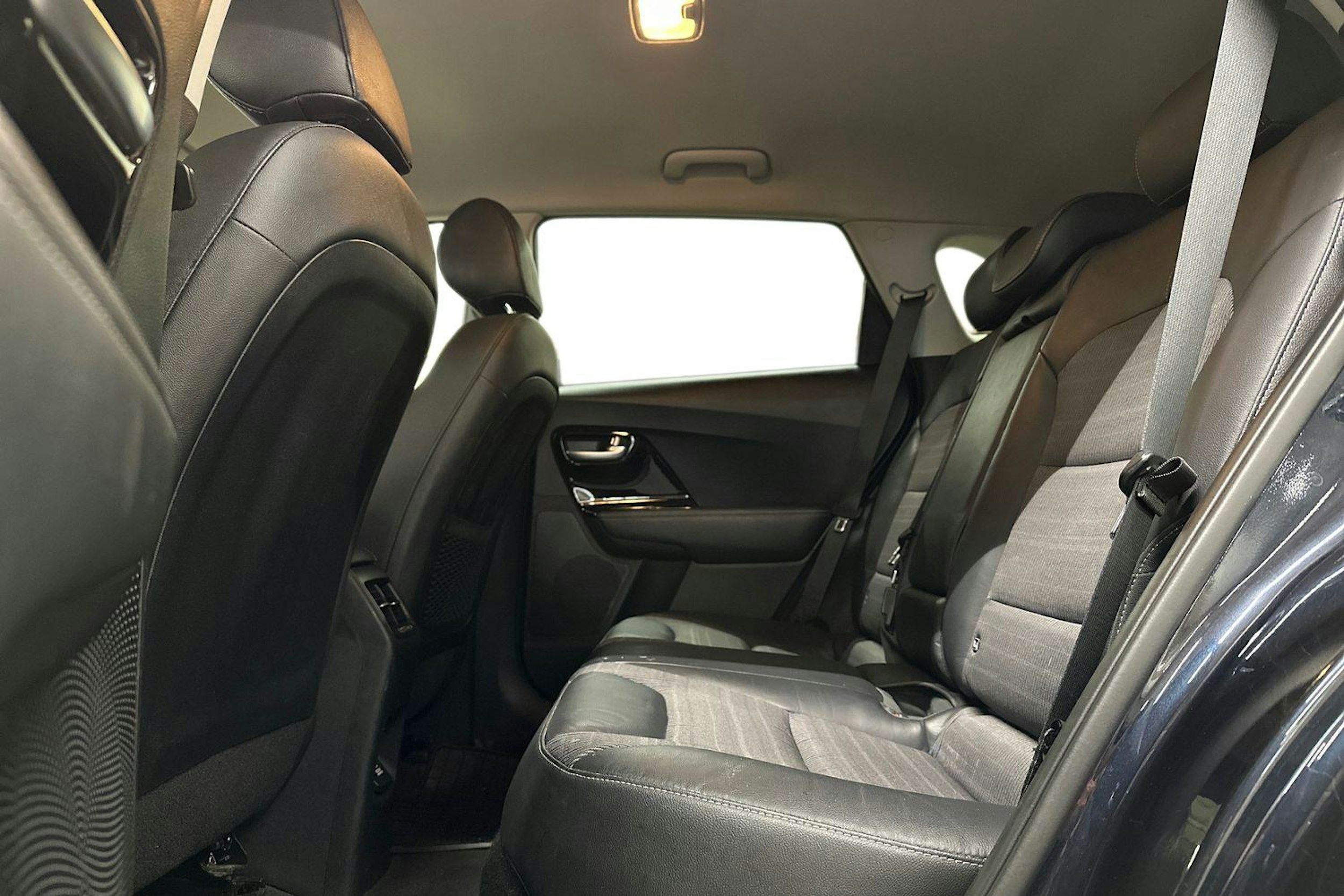 sininen Kia Niro 2019 kuva 10.