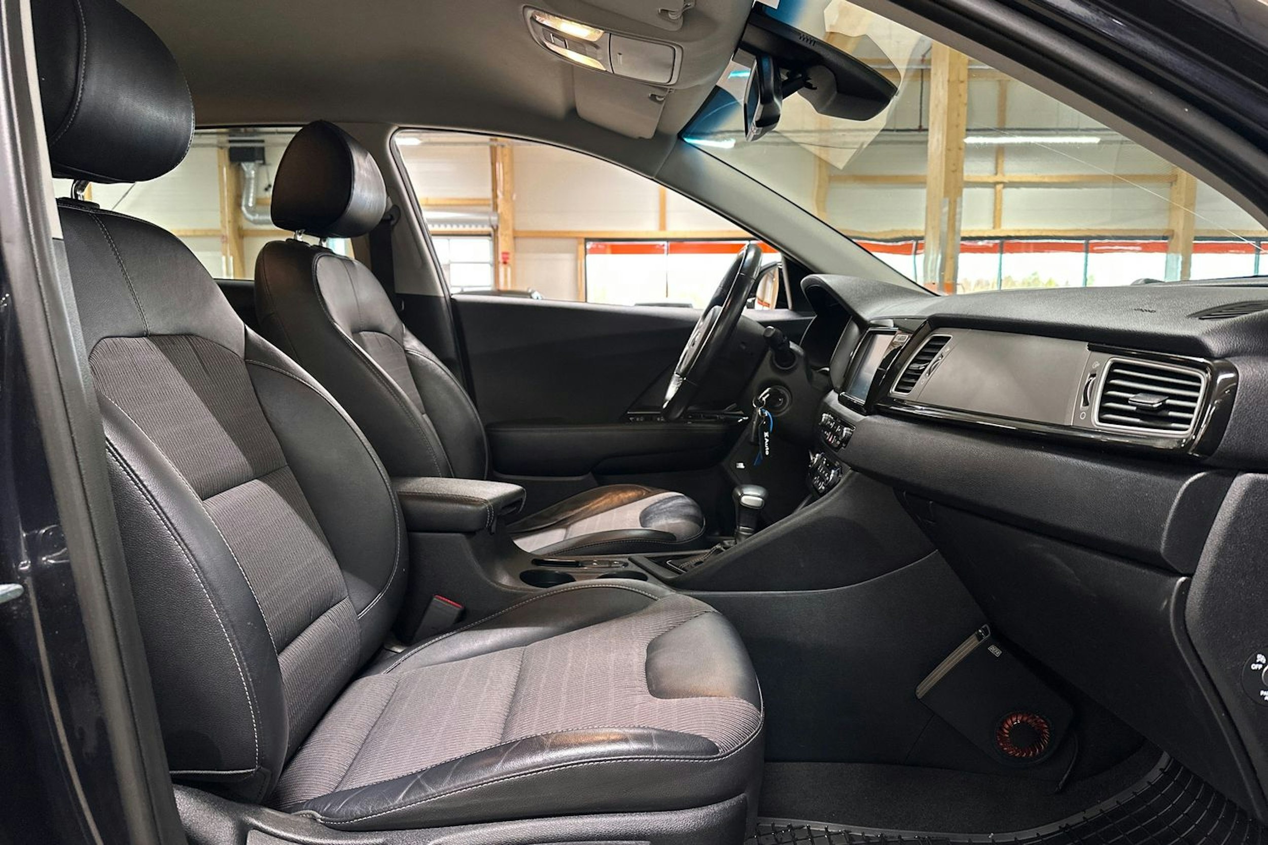 sininen Kia Niro 2019 kuva 14.