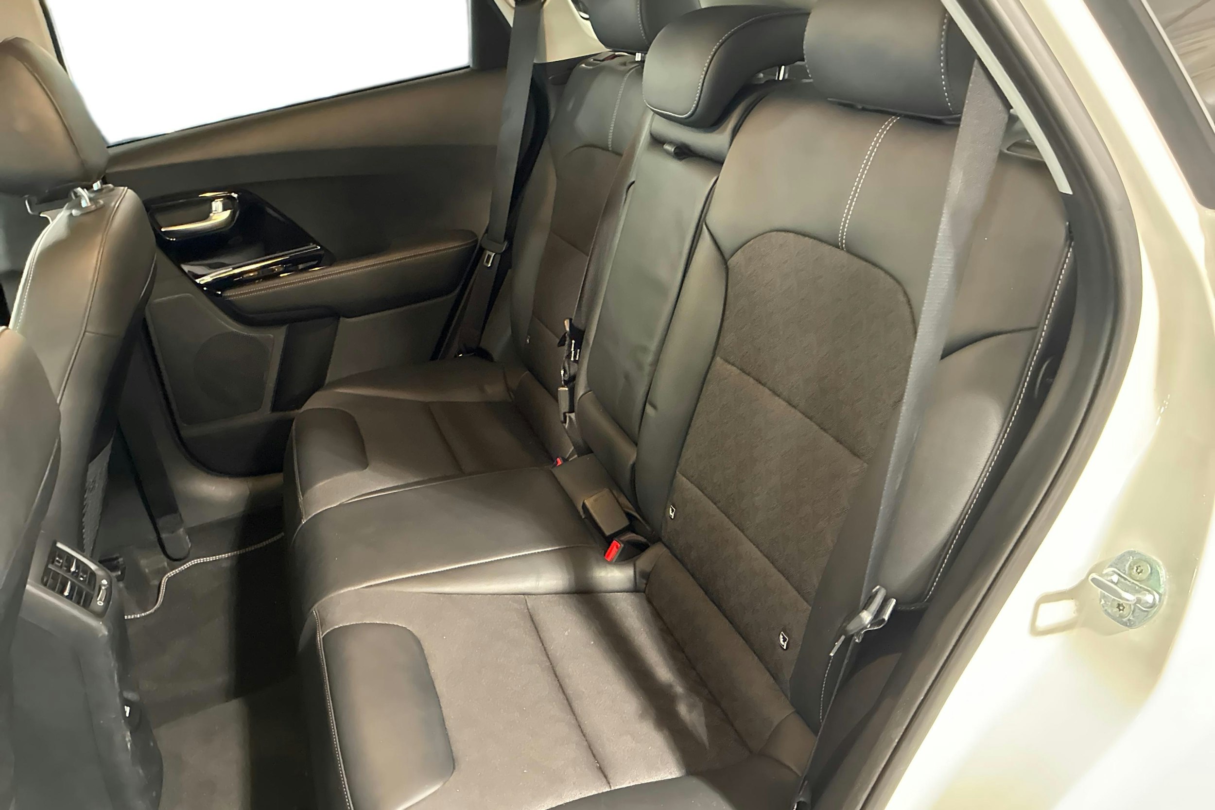 valkoinen Kia Niro 2020 kuva 10.