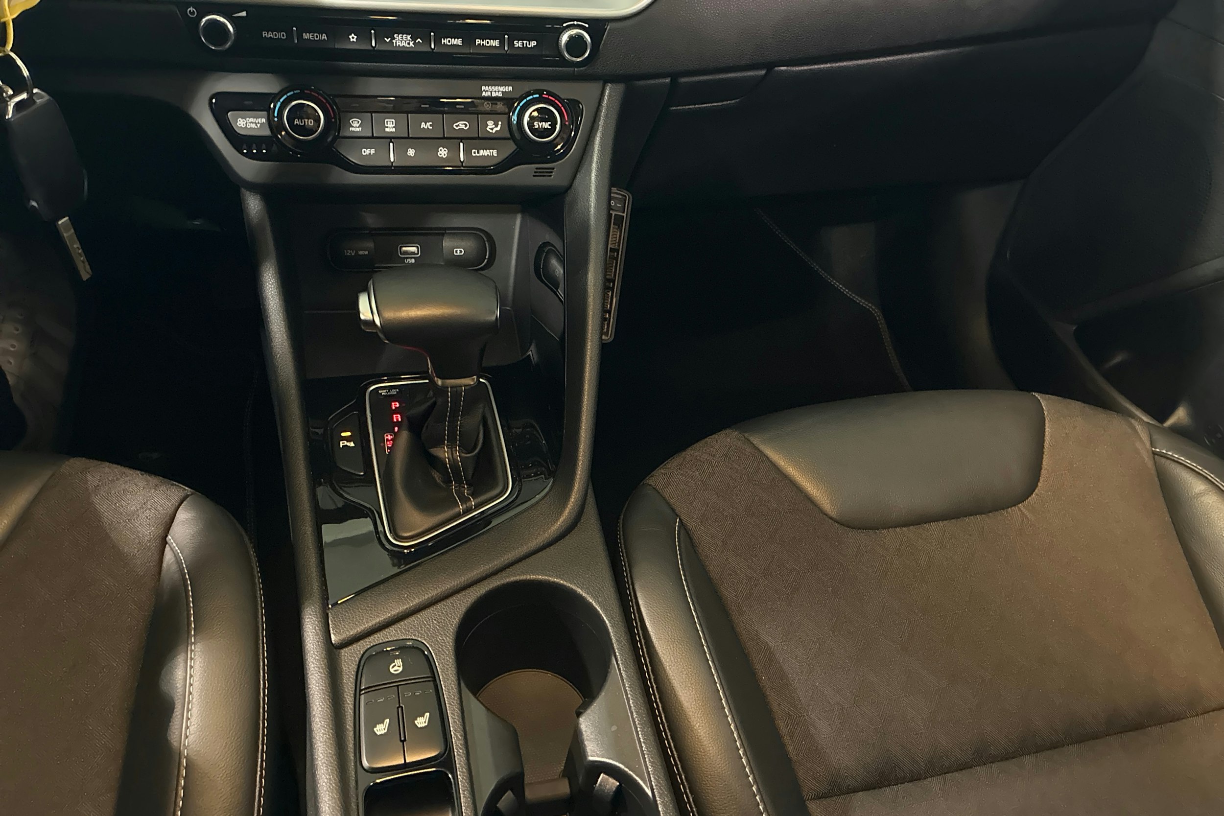 valkoinen Kia Niro 2020 kuva 17.