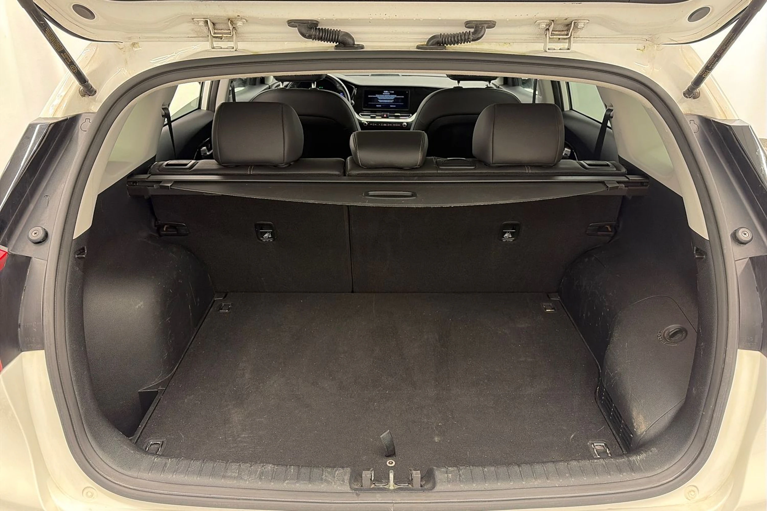 valkoinen Kia Niro 2020 kuva 15.