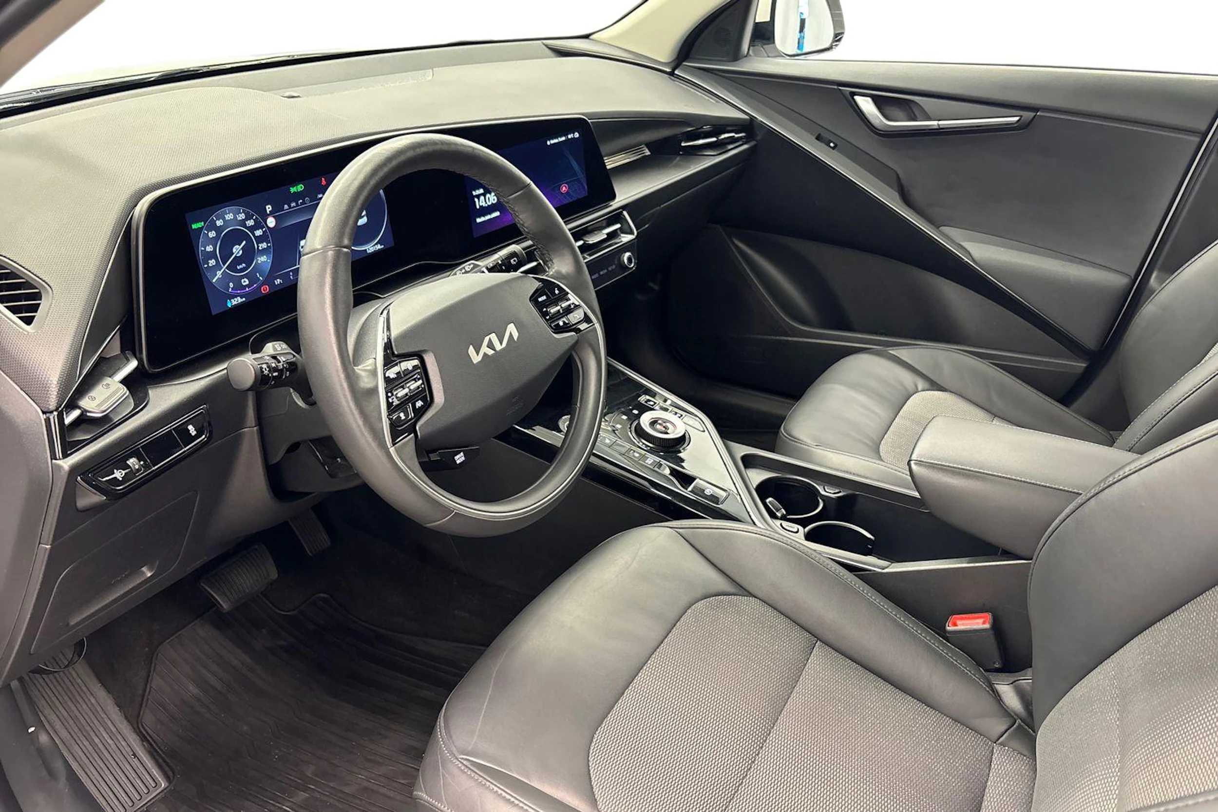 valkoinen Kia Niro 2022 kuva 6.
