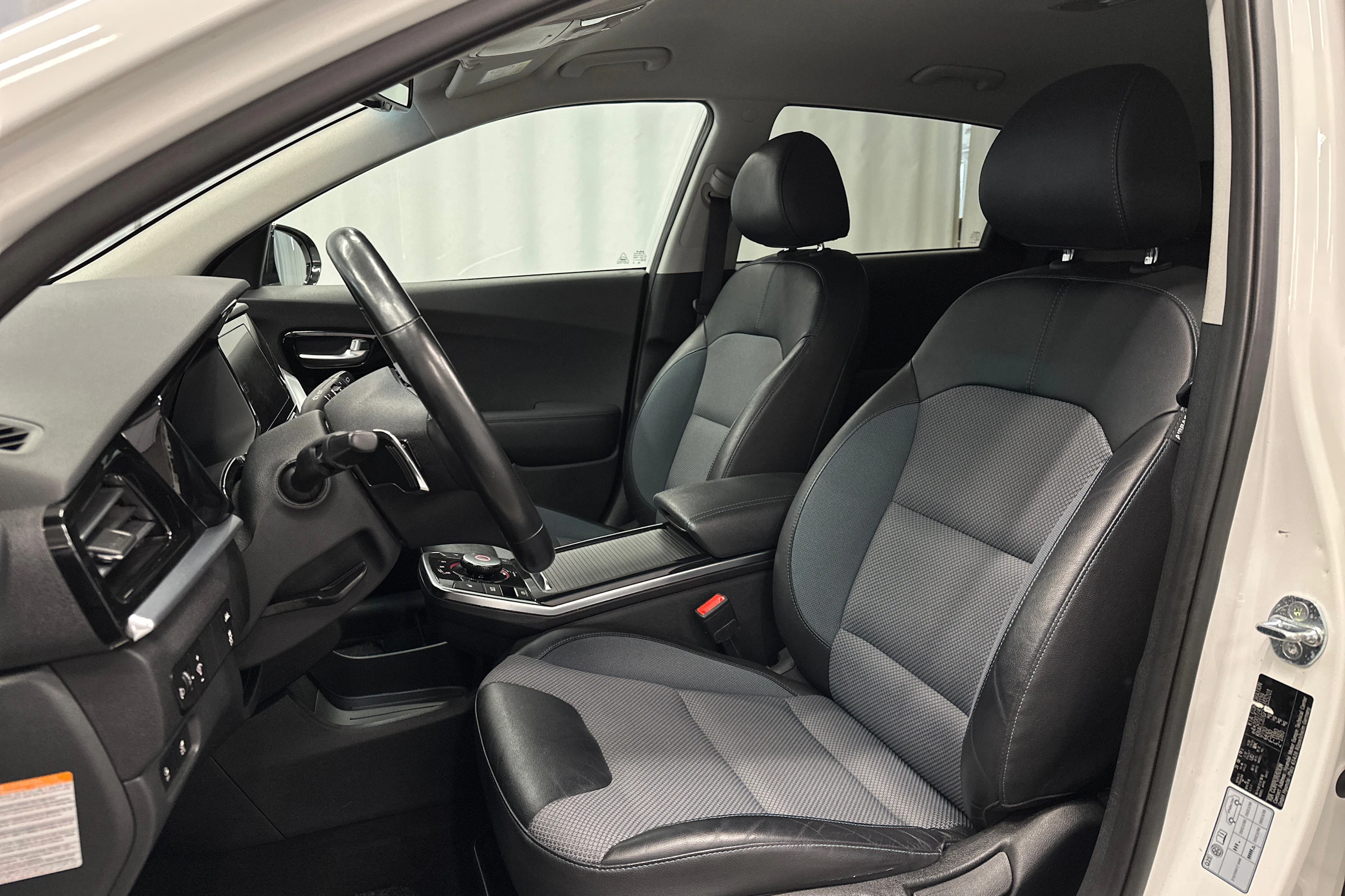 valkoinen Kia Niro 2022 kuva 12.