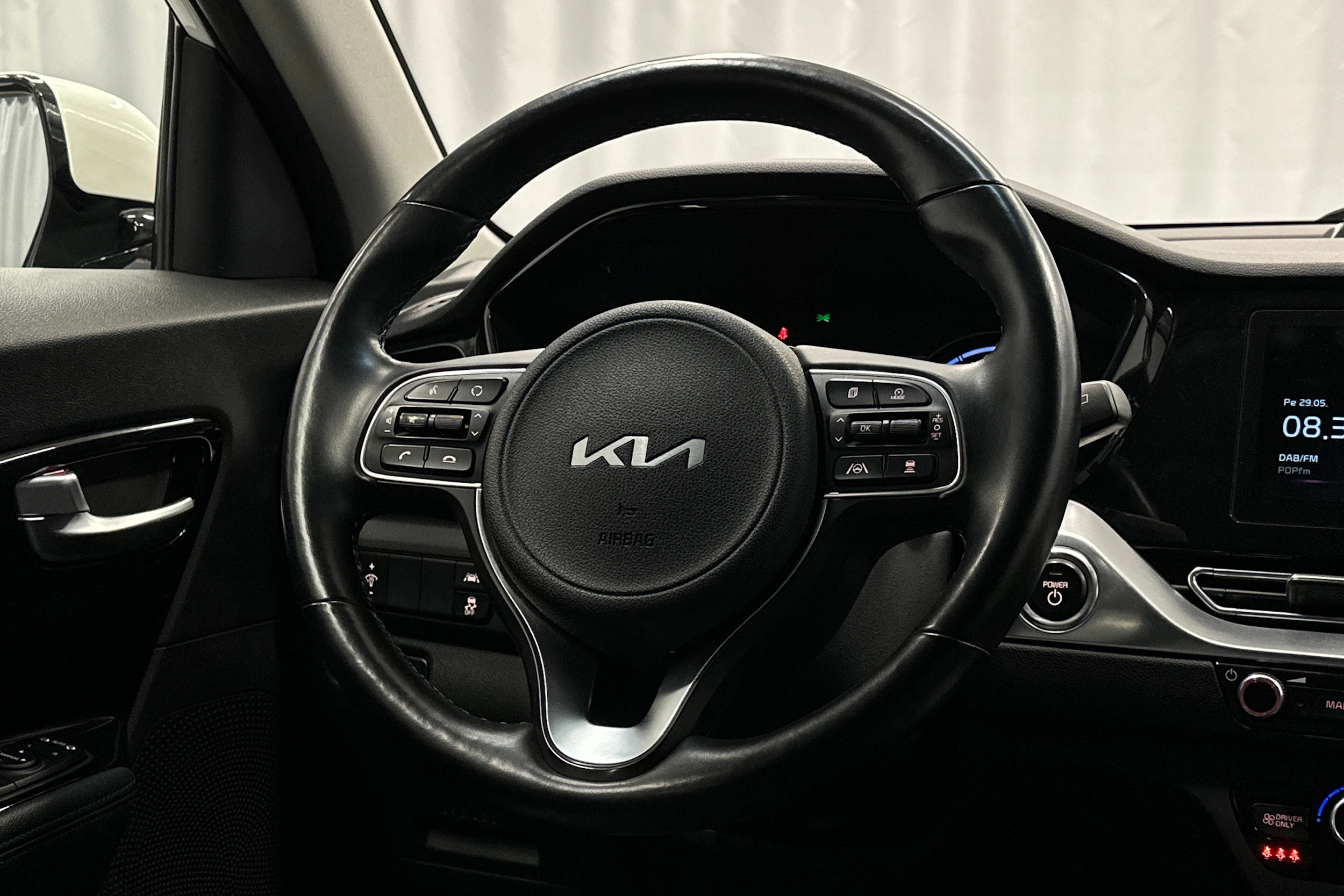 valkoinen Kia Niro 2022 kuva 13.