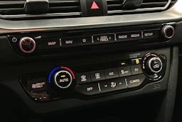 valkoinen Kia Niro 2022 kuva 20.